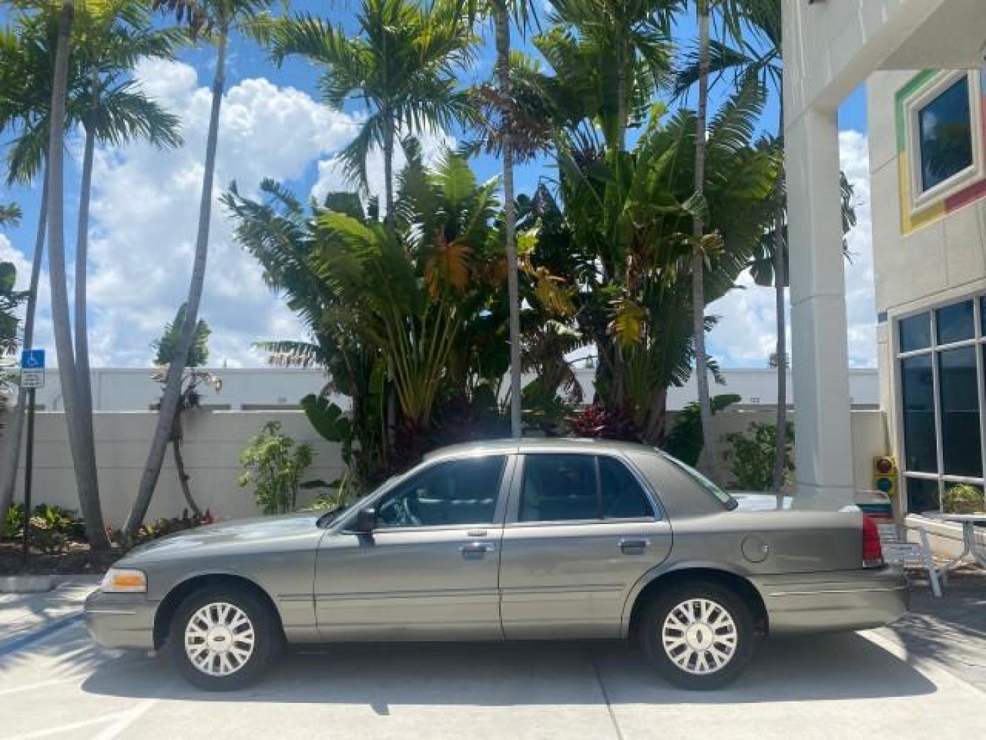 2004 Medium Titanium Metallic /Light Flint Ford Crown Victoria LX Sport LOW MILES 75,511 FL (2FAFP74W24X) with an 4.6L SEFI OHC V8 Engine engine, Automatic transmission, located at 4701 North Dixie Hwy, Pompano Beach, FL, 33064, (954) 422-2889, 26.240938, -80.123474 - OUR WEBPAGE FLORIDACARS1.COM HAS OVER 100 PHOTOS AND FREE CARFAX LINK 2004 FORD CROWN VICTORIA LX DUAL EXHAUST RARE FIND VIN: 2FAFP74W24X150704 2 F A F P 7 4 W 2 4 X 1 5 0 7 0 4 SEDAN 4 DR 4.6L V8 F GASOLINE REAR WHEEL DRIVE Top Features Alloy Wheels Leather Seats Basic Features ABS Brakes AM/FM Ste - Photo#4