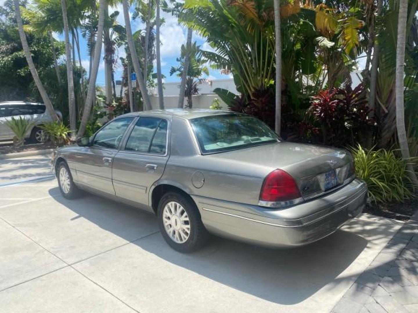 2004 Medium Titanium Metallic /Light Flint Ford Crown Victoria LX Sport LOW MILES 75,511 FL (2FAFP74W24X) with an 4.6L SEFI OHC V8 Engine engine, Automatic transmission, located at 4701 North Dixie Hwy, Pompano Beach, FL, 33064, (954) 422-2889, 26.240938, -80.123474 - OUR WEBPAGE FLORIDACARS1.COM HAS OVER 100 PHOTOS AND FREE CARFAX LINK 2004 FORD CROWN VICTORIA LX DUAL EXHAUST RARE FIND VIN: 2FAFP74W24X150704 2 F A F P 7 4 W 2 4 X 1 5 0 7 0 4 SEDAN 4 DR 4.6L V8 F GASOLINE REAR WHEEL DRIVE Top Features Alloy Wheels Leather Seats Basic Features ABS Brakes AM/FM Ste - Photo#5