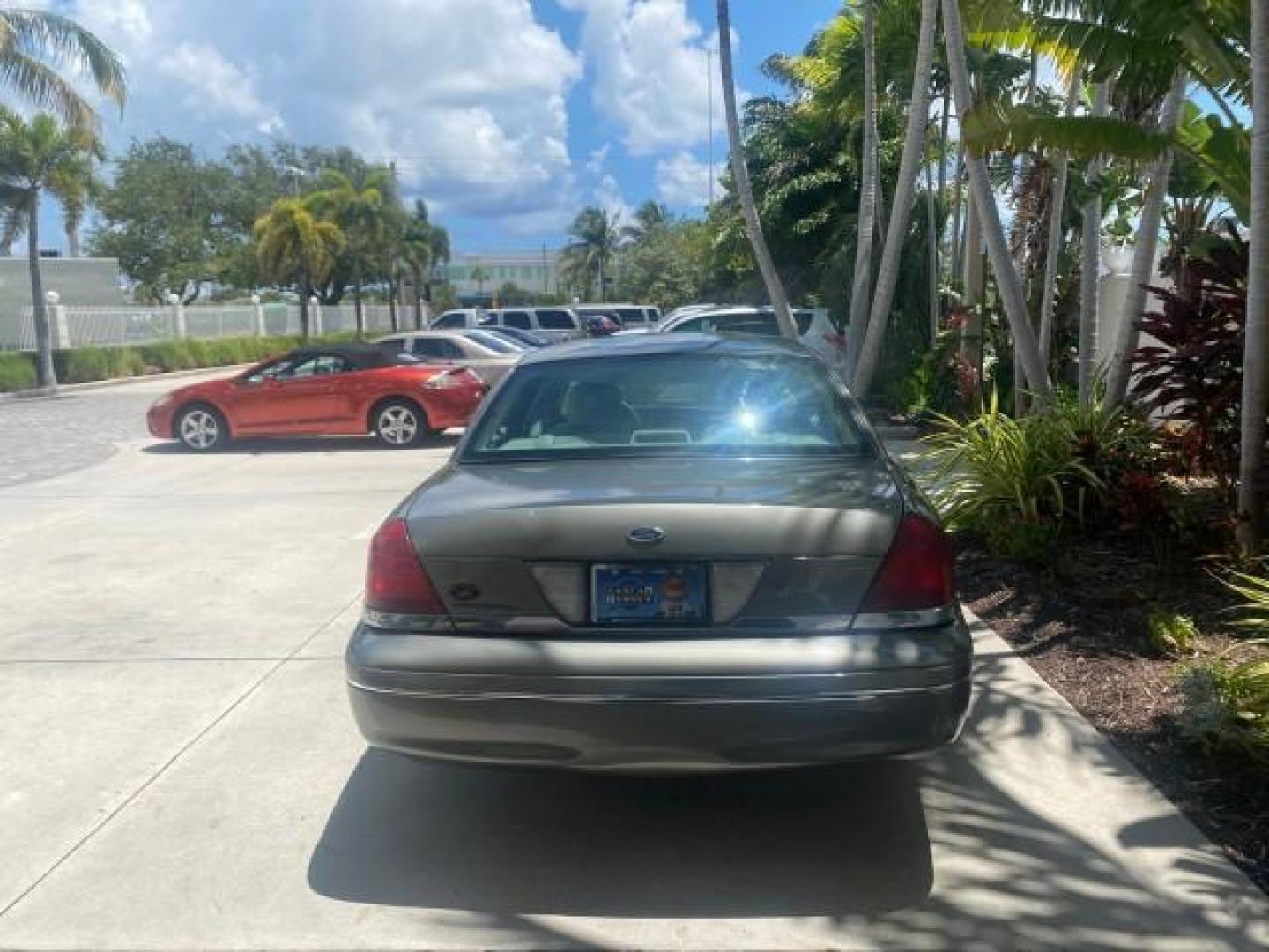 2004 Medium Titanium Metallic /Light Flint Ford Crown Victoria LX Sport LOW MILES 75,511 FL (2FAFP74W24X) with an 4.6L SEFI OHC V8 Engine engine, Automatic transmission, located at 4701 North Dixie Hwy, Pompano Beach, FL, 33064, (954) 422-2889, 26.240938, -80.123474 - OUR WEBPAGE FLORIDACARS1.COM HAS OVER 100 PHOTOS AND FREE CARFAX LINK 2004 FORD CROWN VICTORIA LX DUAL EXHAUST RARE FIND VIN: 2FAFP74W24X150704 2 F A F P 7 4 W 2 4 X 1 5 0 7 0 4 SEDAN 4 DR 4.6L V8 F GASOLINE REAR WHEEL DRIVE Top Features Alloy Wheels Leather Seats Basic Features ABS Brakes AM/FM Ste - Photo#6