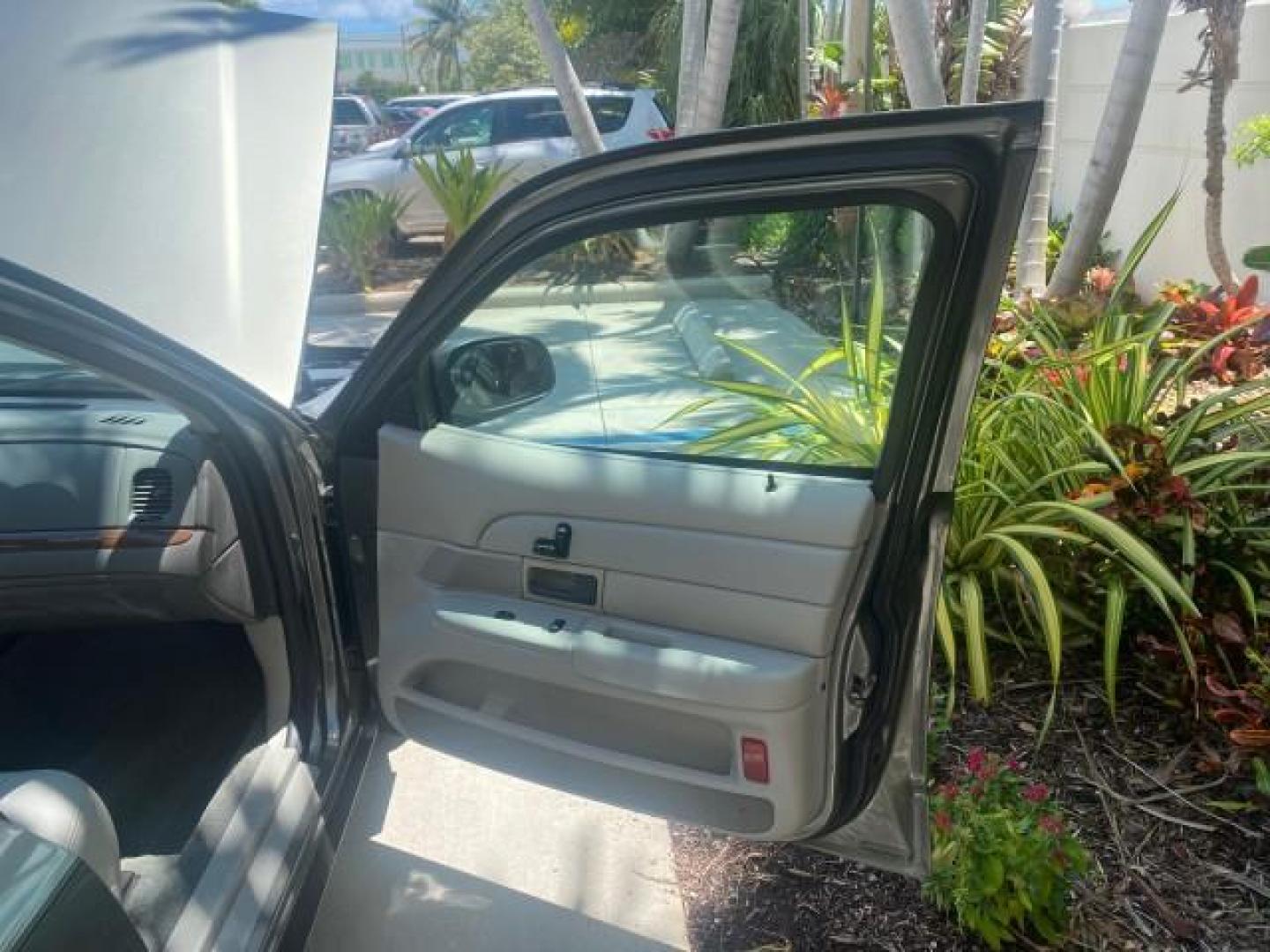 2004 Medium Titanium Metallic /Light Flint Ford Crown Victoria LX Sport LOW MILES 75,511 FL (2FAFP74W24X) with an 4.6L SEFI OHC V8 Engine engine, Automatic transmission, located at 4701 North Dixie Hwy, Pompano Beach, FL, 33064, (954) 422-2889, 26.240938, -80.123474 - OUR WEBPAGE FLORIDACARS1.COM HAS OVER 100 PHOTOS AND FREE CARFAX LINK 2004 FORD CROWN VICTORIA LX DUAL EXHAUST RARE FIND VIN: 2FAFP74W24X150704 2 F A F P 7 4 W 2 4 X 1 5 0 7 0 4 SEDAN 4 DR 4.6L V8 F GASOLINE REAR WHEEL DRIVE Top Features Alloy Wheels Leather Seats Basic Features ABS Brakes AM/FM Ste - Photo#11