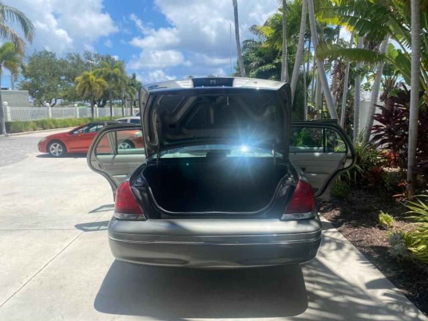 2004 Medium Titanium Metallic /Light Flint Ford Crown Victoria LX Sport LOW MILES 75,511 FL (2FAFP74W24X) with an 4.6L SEFI OHC V8 Engine engine, Automatic transmission, located at 4701 North Dixie Hwy, Pompano Beach, FL, 33064, (954) 422-2889, 26.240938, -80.123474 - OUR WEBPAGE FLORIDACARS1.COM HAS OVER 100 PHOTOS AND FREE CARFAX LINK 2004 FORD CROWN VICTORIA LX DUAL EXHAUST RARE FIND VIN: 2FAFP74W24X150704 2 F A F P 7 4 W 2 4 X 1 5 0 7 0 4 SEDAN 4 DR 4.6L V8 F GASOLINE REAR WHEEL DRIVE Top Features Alloy Wheels Leather Seats Basic Features ABS Brakes AM/FM Ste - Photo#15