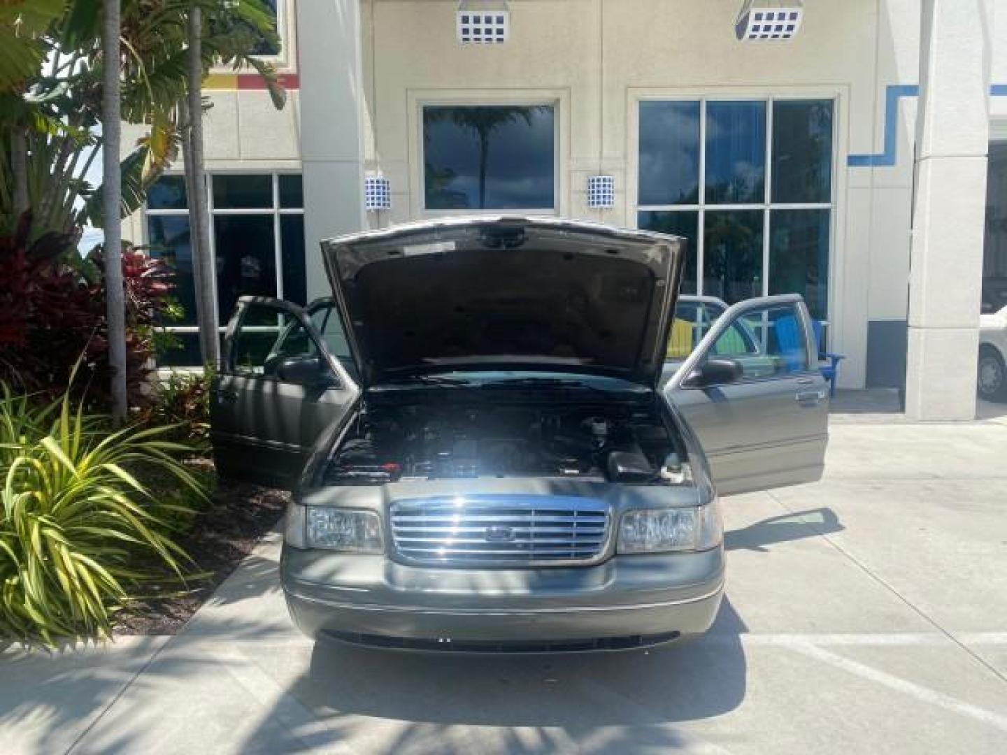 2004 Medium Titanium Metallic /Light Flint Ford Crown Victoria LX Sport LOW MILES 75,511 FL (2FAFP74W24X) with an 4.6L SEFI OHC V8 Engine engine, Automatic transmission, located at 4701 North Dixie Hwy, Pompano Beach, FL, 33064, (954) 422-2889, 26.240938, -80.123474 - OUR WEBPAGE FLORIDACARS1.COM HAS OVER 100 PHOTOS AND FREE CARFAX LINK 2004 FORD CROWN VICTORIA LX DUAL EXHAUST RARE FIND VIN: 2FAFP74W24X150704 2 F A F P 7 4 W 2 4 X 1 5 0 7 0 4 SEDAN 4 DR 4.6L V8 F GASOLINE REAR WHEEL DRIVE Top Features Alloy Wheels Leather Seats Basic Features ABS Brakes AM/FM Ste - Photo#16