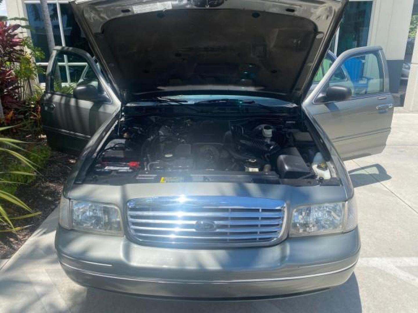 2004 Medium Titanium Metallic /Light Flint Ford Crown Victoria LX Sport LOW MILES 75,511 FL (2FAFP74W24X) with an 4.6L SEFI OHC V8 Engine engine, Automatic transmission, located at 4701 North Dixie Hwy, Pompano Beach, FL, 33064, (954) 422-2889, 26.240938, -80.123474 - OUR WEBPAGE FLORIDACARS1.COM HAS OVER 100 PHOTOS AND FREE CARFAX LINK 2004 FORD CROWN VICTORIA LX DUAL EXHAUST RARE FIND VIN: 2FAFP74W24X150704 2 F A F P 7 4 W 2 4 X 1 5 0 7 0 4 SEDAN 4 DR 4.6L V8 F GASOLINE REAR WHEEL DRIVE Top Features Alloy Wheels Leather Seats Basic Features ABS Brakes AM/FM Ste - Photo#17