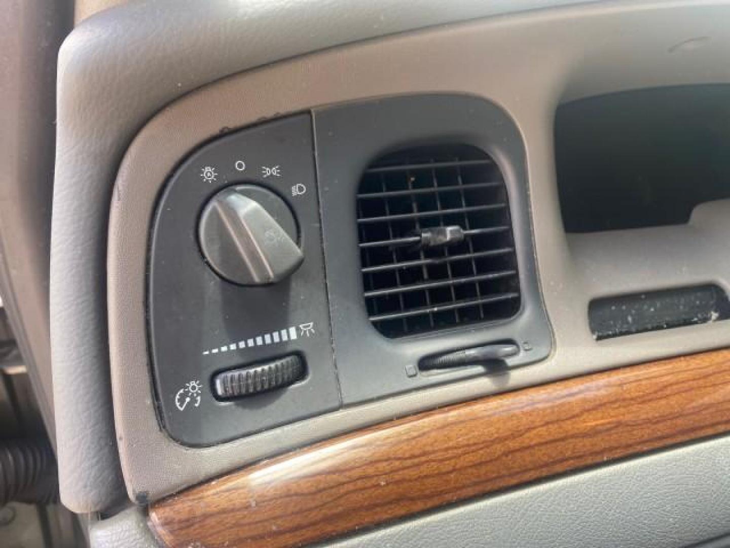 2004 Medium Titanium Metallic /Light Flint Ford Crown Victoria LX Sport LOW MILES 75,511 FL (2FAFP74W24X) with an 4.6L SEFI OHC V8 Engine engine, Automatic transmission, located at 4701 North Dixie Hwy, Pompano Beach, FL, 33064, (954) 422-2889, 26.240938, -80.123474 - OUR WEBPAGE FLORIDACARS1.COM HAS OVER 100 PHOTOS AND FREE CARFAX LINK 2004 FORD CROWN VICTORIA LX DUAL EXHAUST RARE FIND VIN: 2FAFP74W24X150704 2 F A F P 7 4 W 2 4 X 1 5 0 7 0 4 SEDAN 4 DR 4.6L V8 F GASOLINE REAR WHEEL DRIVE Top Features Alloy Wheels Leather Seats Basic Features ABS Brakes AM/FM Ste - Photo#42