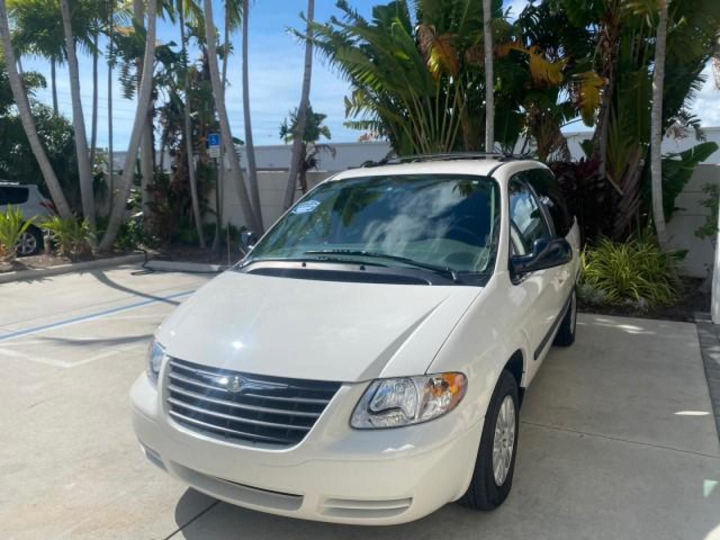 2005 Stone White /Dk Khaki/Lt Graystone Chrysler Town and Country LOW MILES 50,427 (1C4GP45R55B) with an 3.3L OHV SMPI V6 Engine engine, Automatic transmission, located at 4701 North Dixie Hwy, Pompano Beach, FL, 33064, (954) 422-2889, 26.240938, -80.123474 - OUR WEBPAGE FLORIDACARS1.COM HAS OVER 100 PHOTOS AND FREE CARFAX LINK 2005 CHRYSLER TOWN AND COUNTRY VIN: 1C4GP45R55B103614 1 C 4 G P 4 5 R 5 5 B 1 0 3 6 1 4 VAN 3.3L V6 F OHV 24V GASOLINE FRONT WHEEL DRIVE Features Air Conditioning AM/FM Stereo Automatic Transmission CD Audio Cloth Seats Cruise Con - Photo#3