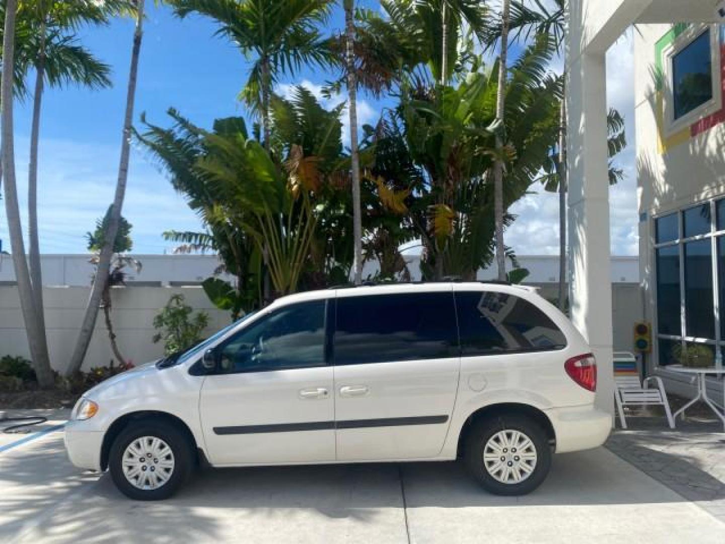 2005 Stone White /Dk Khaki/Lt Graystone Chrysler Town and Country LOW MILES 50,427 (1C4GP45R55B) with an 3.3L OHV SMPI V6 Engine engine, Automatic transmission, located at 4701 North Dixie Hwy, Pompano Beach, FL, 33064, (954) 422-2889, 26.240938, -80.123474 - OUR WEBPAGE FLORIDACARS1.COM HAS OVER 100 PHOTOS AND FREE CARFAX LINK 2005 CHRYSLER TOWN AND COUNTRY VIN: 1C4GP45R55B103614 1 C 4 G P 4 5 R 5 5 B 1 0 3 6 1 4 VAN 3.3L V6 F OHV 24V GASOLINE FRONT WHEEL DRIVE Features Air Conditioning AM/FM Stereo Automatic Transmission CD Audio Cloth Seats Cruise Con - Photo#4