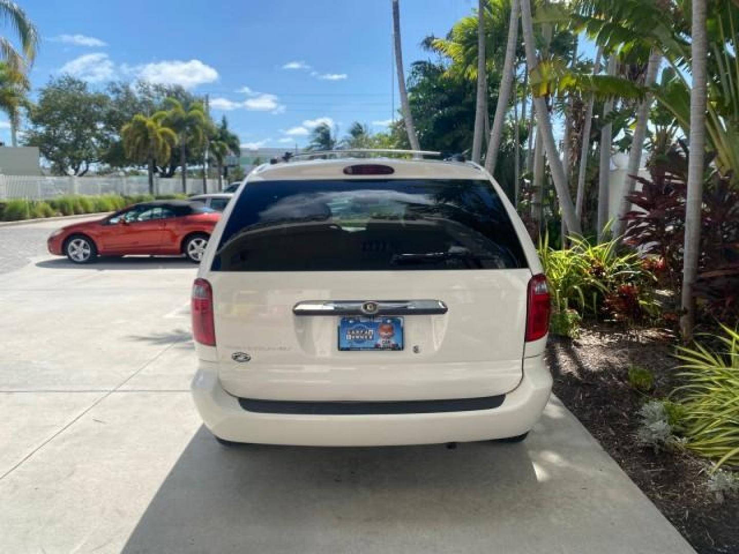 2005 Stone White /Dk Khaki/Lt Graystone Chrysler Town and Country LOW MILES 50,427 (1C4GP45R55B) with an 3.3L OHV SMPI V6 Engine engine, Automatic transmission, located at 4701 North Dixie Hwy, Pompano Beach, FL, 33064, (954) 422-2889, 26.240938, -80.123474 - OUR WEBPAGE FLORIDACARS1.COM HAS OVER 100 PHOTOS AND FREE CARFAX LINK 2005 CHRYSLER TOWN AND COUNTRY VIN: 1C4GP45R55B103614 1 C 4 G P 4 5 R 5 5 B 1 0 3 6 1 4 VAN 3.3L V6 F OHV 24V GASOLINE FRONT WHEEL DRIVE Features Air Conditioning AM/FM Stereo Automatic Transmission CD Audio Cloth Seats Cruise Con - Photo#6