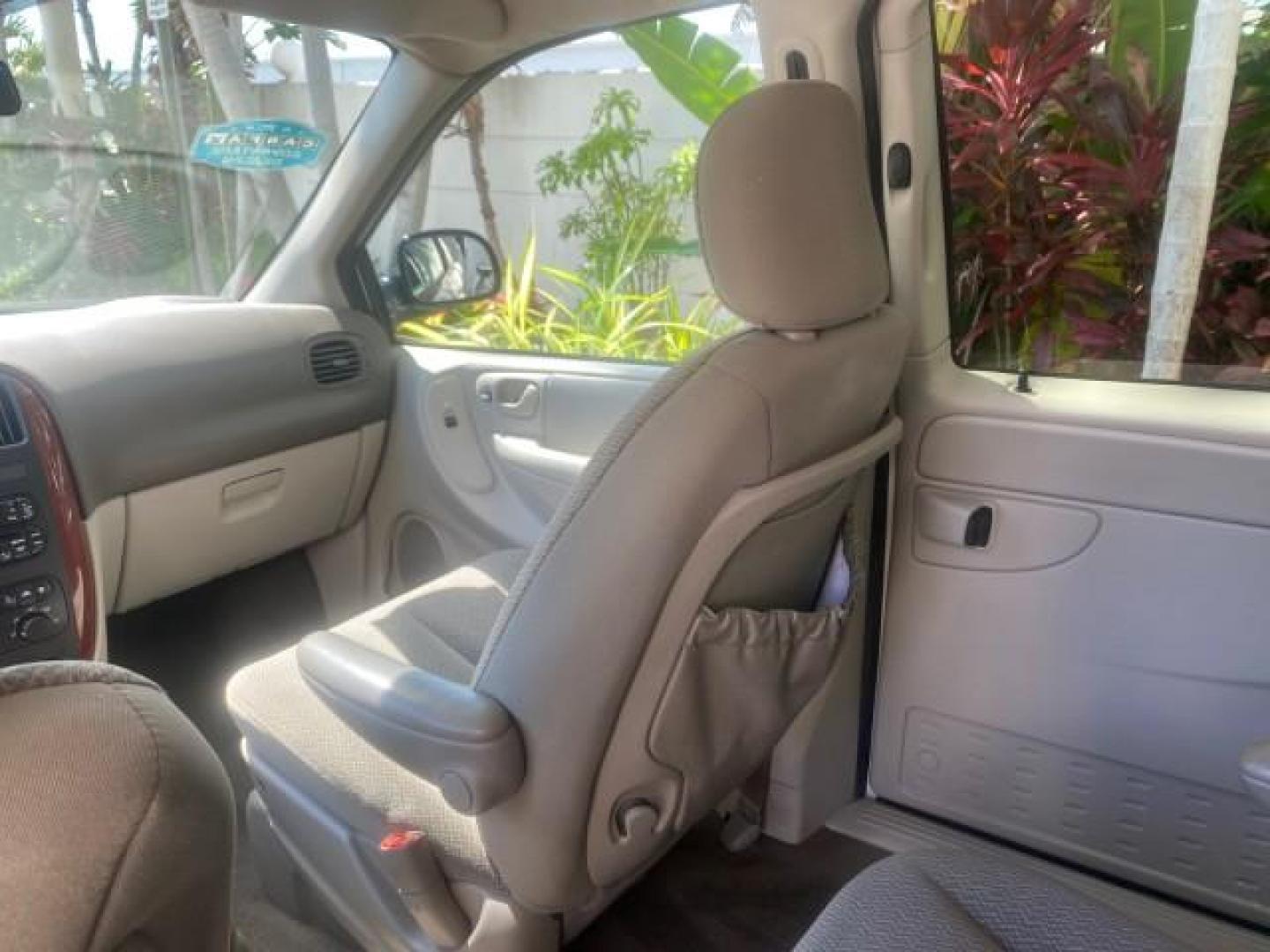 2005 Stone White /Dk Khaki/Lt Graystone Chrysler Town and Country LOW MILES 50,427 (1C4GP45R55B) with an 3.3L OHV SMPI V6 Engine engine, Automatic transmission, located at 4701 North Dixie Hwy, Pompano Beach, FL, 33064, (954) 422-2889, 26.240938, -80.123474 - OUR WEBPAGE FLORIDACARS1.COM HAS OVER 100 PHOTOS AND FREE CARFAX LINK 2005 CHRYSLER TOWN AND COUNTRY VIN: 1C4GP45R55B103614 1 C 4 G P 4 5 R 5 5 B 1 0 3 6 1 4 VAN 3.3L V6 F OHV 24V GASOLINE FRONT WHEEL DRIVE Features Air Conditioning AM/FM Stereo Automatic Transmission CD Audio Cloth Seats Cruise Con - Photo#66