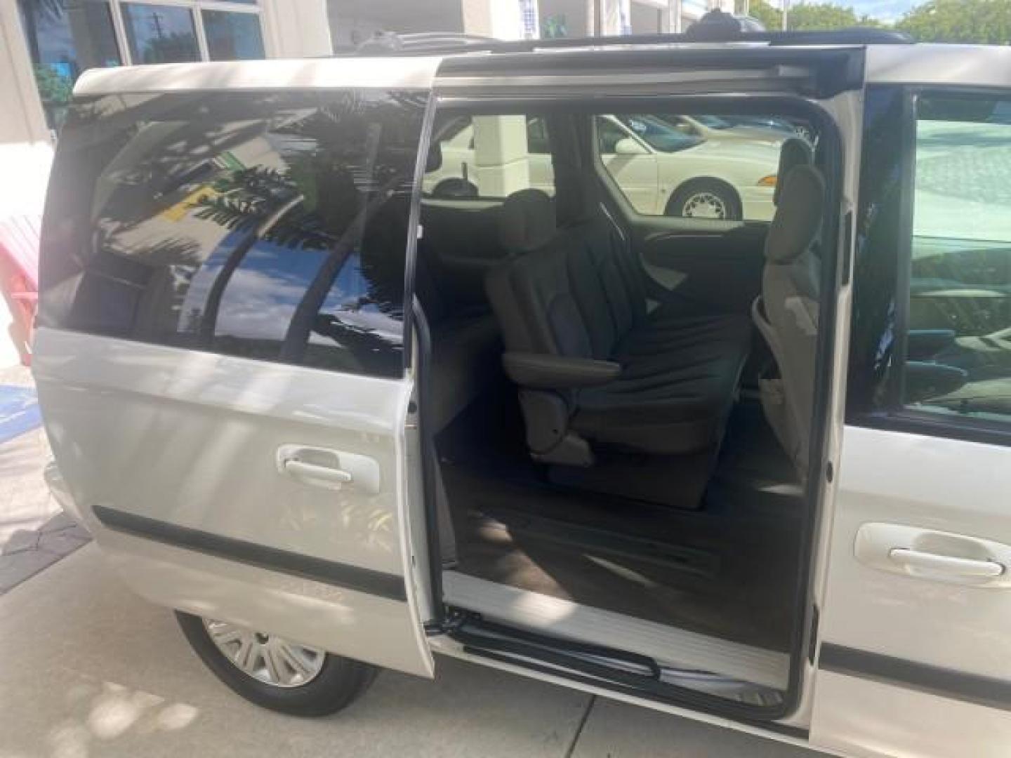 2005 Stone White /Dk Khaki/Lt Graystone Chrysler Town and Country LOW MILES 50,427 (1C4GP45R55B) with an 3.3L OHV SMPI V6 Engine engine, Automatic transmission, located at 4701 North Dixie Hwy, Pompano Beach, FL, 33064, (954) 422-2889, 26.240938, -80.123474 - OUR WEBPAGE FLORIDACARS1.COM HAS OVER 100 PHOTOS AND FREE CARFAX LINK 2005 CHRYSLER TOWN AND COUNTRY VIN: 1C4GP45R55B103614 1 C 4 G P 4 5 R 5 5 B 1 0 3 6 1 4 VAN 3.3L V6 F OHV 24V GASOLINE FRONT WHEEL DRIVE Features Air Conditioning AM/FM Stereo Automatic Transmission CD Audio Cloth Seats Cruise Con - Photo#88
