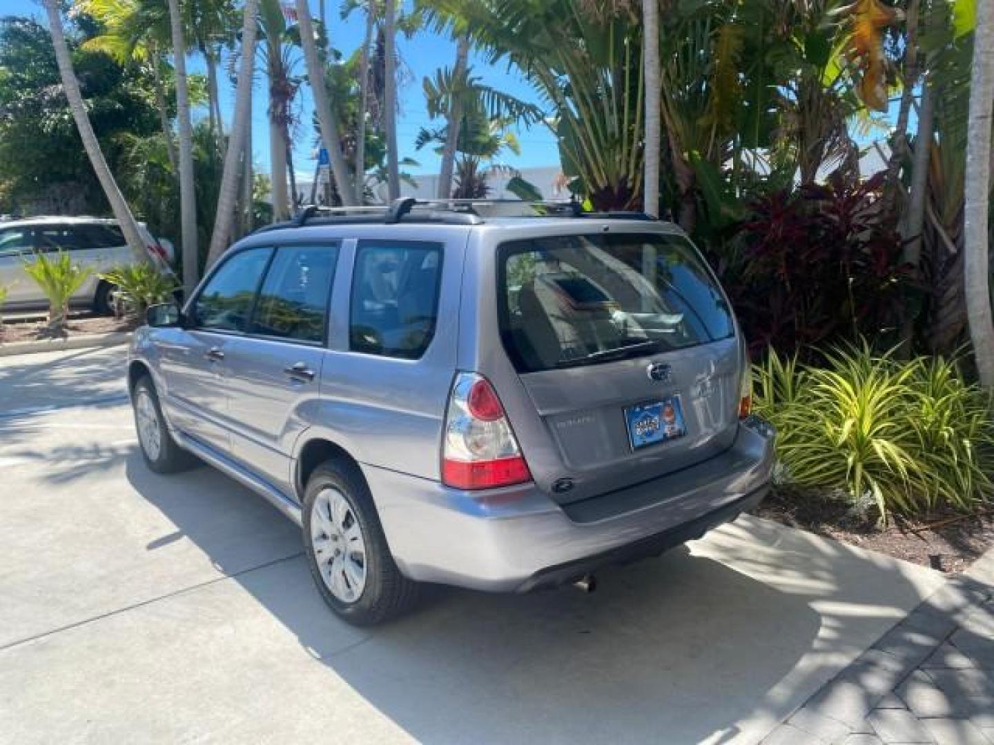2008 Steel Silver Metallic /Graphite Gray Subaru Forester (Natl) AWD X LOW MILES 51,140 1 OWNER (JF1SG63698H) with an 2.5L SOHC SMPI 16-Valve 4-Cyl Boxer Engine engine, Automatic transmission, located at 4701 North Dixie Hwy, Pompano Beach, FL, 33064, (954) 422-2889, 26.240938, -80.123474 - OUR WEBPAGE FLORIDACARS1.COM HAS OVER 100 PHOTOS AND FREE CARFAX LINK 2008 SUBARU FORESTER 2.5 X VIN: JF1SG63698H707902 J F 1 S G 6 3 6 9 8 H 7 0 7 9 0 2 4 DOOR WAGON/SPORT UTILITY 2.5L H4 F SOHC 16V GASOLINE ALL WHEEL DRIVE Top Features 4WD/AWD Cloth Seats Basic Features ABS Brakes AM/FM Stereo Air - Photo#5
