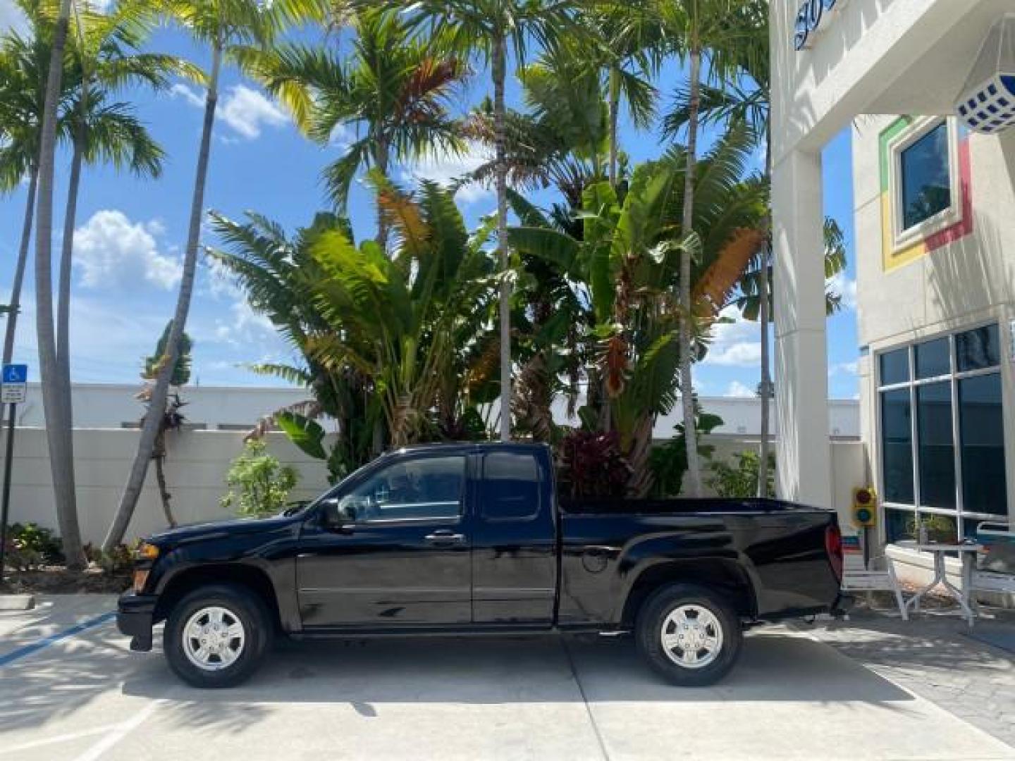 2005 Black /Medium Dark Pewter Chevrolet Colorado Fleet Z85 LOW MILES 51,256 1 OWNER (1GCCS198158) with an 2.8L DOHC 4-Cyl MFI Engine engine, Automatic transmission, located at 4701 North Dixie Hwy, Pompano Beach, FL, 33064, (954) 422-2889, 26.240938, -80.123474 - OUR WEBPAGE FLORIDACARS1.COM HAS OVER 100 PHOTOS AND FREE CARFAX LINK 2005 CHEVROLET COLORADO Z85 VIN: 1GCCS198158291462 1 G C C S 1 9 8 1 5 8 2 9 1 4 6 2 4 DOOR EXTENDED CAB PICKUP 2.8L I4 F GASOLINE REAR WHEEL DRIVE Features ABS Brakes Air Conditioning Alloy Wheels AM/FM Stereo Automatic Transmiss - Photo#4