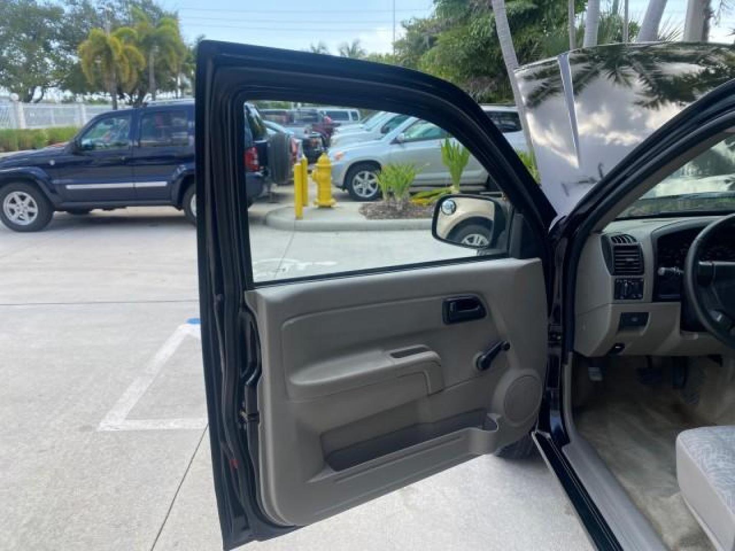 2005 Black /Medium Dark Pewter Chevrolet Colorado Fleet Z85 LOW MILES 51,256 1 OWNER (1GCCS198158) with an 2.8L DOHC 4-Cyl MFI Engine engine, Automatic transmission, located at 4701 North Dixie Hwy, Pompano Beach, FL, 33064, (954) 422-2889, 26.240938, -80.123474 - OUR WEBPAGE FLORIDACARS1.COM HAS OVER 100 PHOTOS AND FREE CARFAX LINK 2005 CHEVROLET COLORADO Z85 VIN: 1GCCS198158291462 1 G C C S 1 9 8 1 5 8 2 9 1 4 6 2 4 DOOR EXTENDED CAB PICKUP 2.8L I4 F GASOLINE REAR WHEEL DRIVE Features ABS Brakes Air Conditioning Alloy Wheels AM/FM Stereo Automatic Transmiss - Photo#9