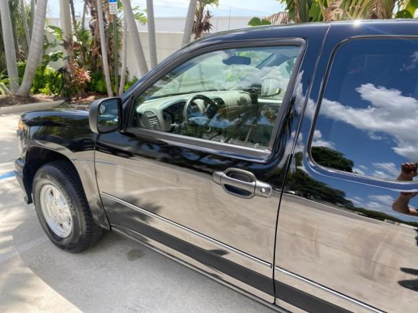 2005 Black /Medium Dark Pewter Chevrolet Colorado Fleet Z85 LOW MILES 51,256 1 OWNER (1GCCS198158) with an 2.8L DOHC 4-Cyl MFI Engine engine, Automatic transmission, located at 4701 North Dixie Hwy, Pompano Beach, FL, 33064, (954) 422-2889, 26.240938, -80.123474 - OUR WEBPAGE FLORIDACARS1.COM HAS OVER 100 PHOTOS AND FREE CARFAX LINK 2005 CHEVROLET COLORADO Z85 VIN: 1GCCS198158291462 1 G C C S 1 9 8 1 5 8 2 9 1 4 6 2 4 DOOR EXTENDED CAB PICKUP 2.8L I4 F GASOLINE REAR WHEEL DRIVE Features ABS Brakes Air Conditioning Alloy Wheels AM/FM Stereo Automatic Transmiss - Photo#26