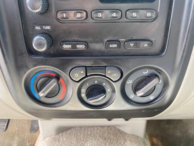 2005 Black /Medium Dark Pewter Chevrolet Colorado Z85 LOW MILES 51,260 1 OWNER (1GCCS198158) with an 2.8L DOHC 4-Cyl MFI Engine engine, Automatic transmission, located at 4701 North Dixie Hwy, Pompano Beach, FL, 33064, (954) 422-2889, 26.240938, -80.123474 - OUR WEBPAGE FLORIDACARS1.COM HAS OVER 100 PHOTOS AND FREE CARFAX LINK 2005 CHEVROLET COLORADO Z85 VIN: 1GCCS198158291462 1 G C C S 1 9 8 1 5 8 2 9 1 4 6 2 4 DOOR EXTENDED CAB PICKUP 2.8L I4 F GASOLINE REAR WHEEL DRIVE Features ABS Brakes Air Conditioning Alloy Wheels AM/FM Stereo Automatic Transmiss - Photo#45