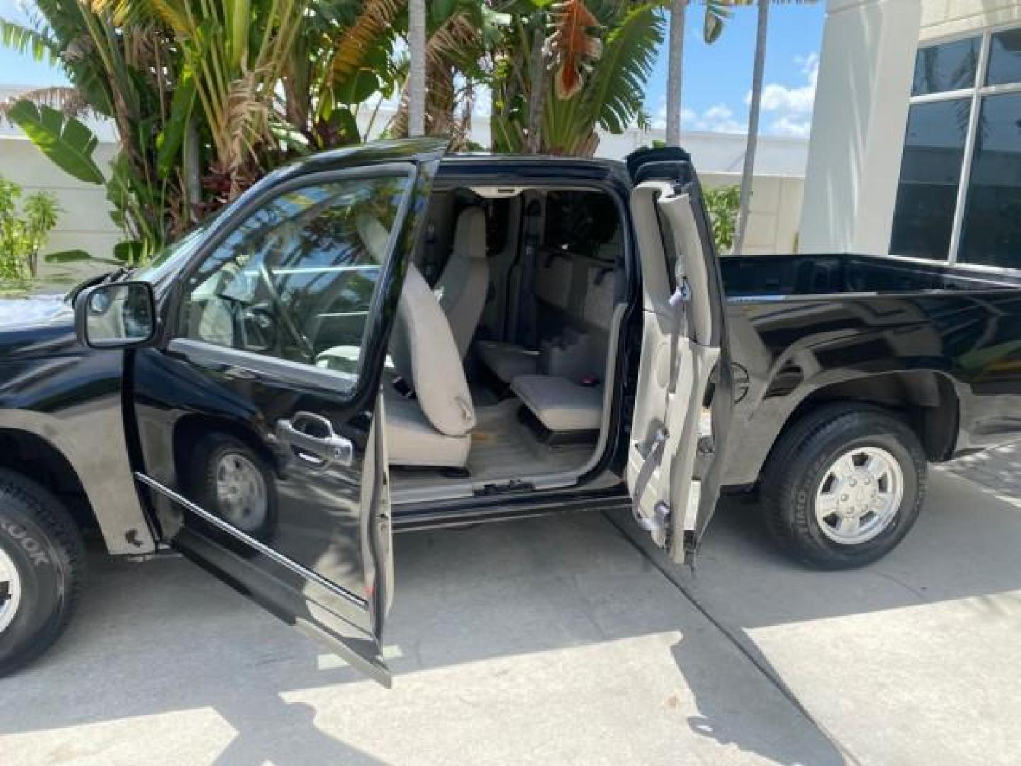 2005 Black /Medium Dark Pewter Chevrolet Colorado Fleet Z85 LOW MILES 51,256 1 OWNER (1GCCS198158) with an 2.8L DOHC 4-Cyl MFI Engine engine, Automatic transmission, located at 4701 North Dixie Hwy, Pompano Beach, FL, 33064, (954) 422-2889, 26.240938, -80.123474 - OUR WEBPAGE FLORIDACARS1.COM HAS OVER 100 PHOTOS AND FREE CARFAX LINK 2005 CHEVROLET COLORADO Z85 VIN: 1GCCS198158291462 1 G C C S 1 9 8 1 5 8 2 9 1 4 6 2 4 DOOR EXTENDED CAB PICKUP 2.8L I4 F GASOLINE REAR WHEEL DRIVE Features ABS Brakes Air Conditioning Alloy Wheels AM/FM Stereo Automatic Transmiss - Photo#54