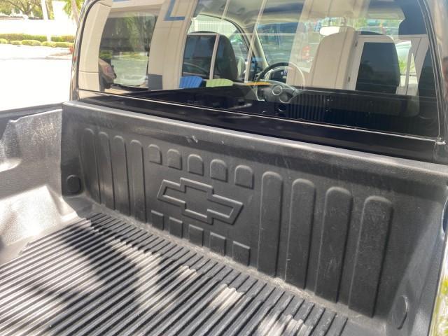 2005 Black /Medium Dark Pewter Chevrolet Colorado Z85 LOW MILES 51,260 1 OWNER (1GCCS198158) with an 2.8L DOHC 4-Cyl MFI Engine engine, Automatic transmission, located at 4701 North Dixie Hwy, Pompano Beach, FL, 33064, (954) 422-2889, 26.240938, -80.123474 - OUR WEBPAGE FLORIDACARS1.COM HAS OVER 100 PHOTOS AND FREE CARFAX LINK 2005 CHEVROLET COLORADO Z85 VIN: 1GCCS198158291462 1 G C C S 1 9 8 1 5 8 2 9 1 4 6 2 4 DOOR EXTENDED CAB PICKUP 2.8L I4 F GASOLINE REAR WHEEL DRIVE Features ABS Brakes Air Conditioning Alloy Wheels AM/FM Stereo Automatic Transmiss - Photo#77