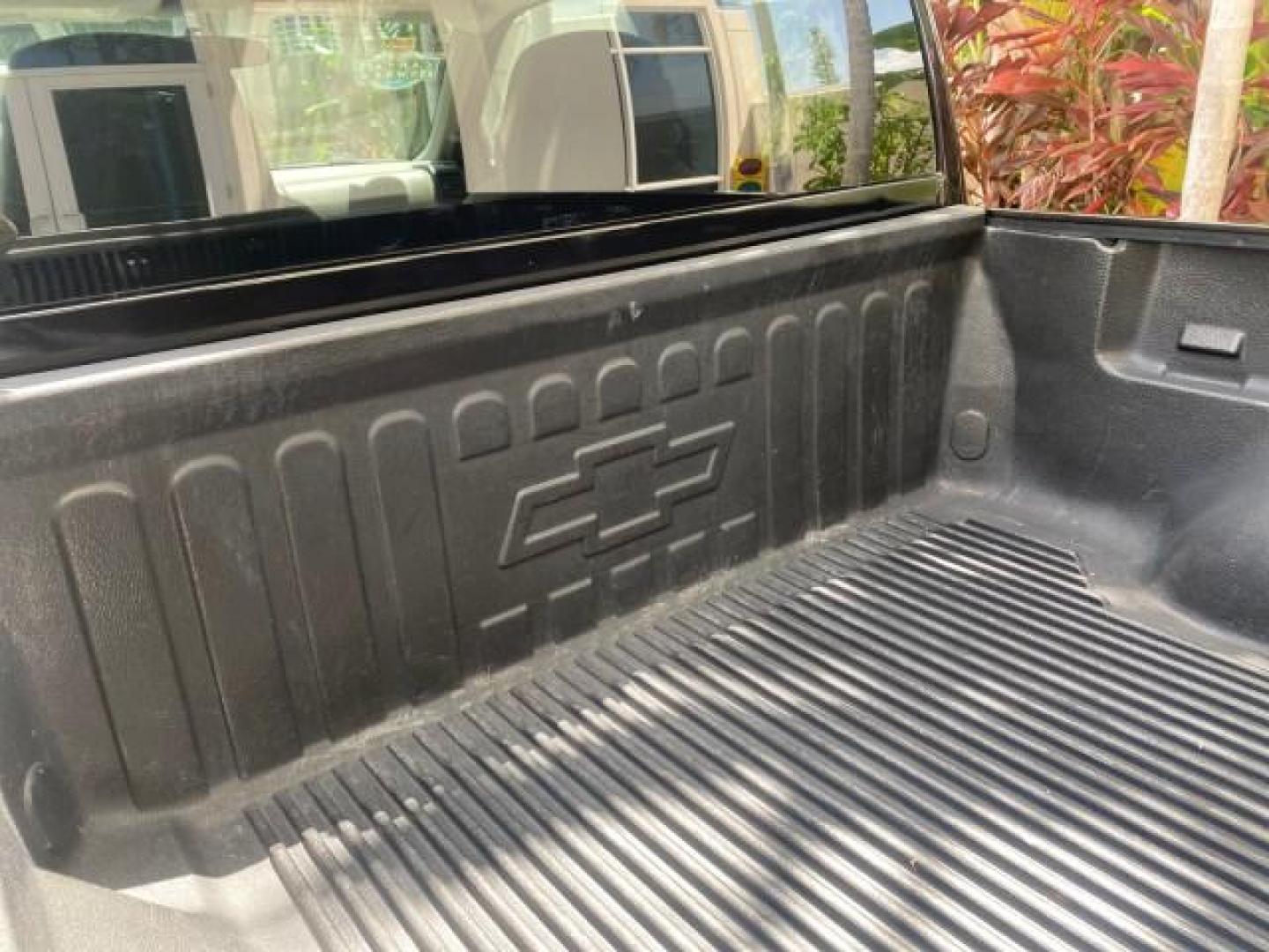 2005 Black /Medium Dark Pewter Chevrolet Colorado Fleet Z85 LOW MILES 51,256 1 OWNER (1GCCS198158) with an 2.8L DOHC 4-Cyl MFI Engine engine, Automatic transmission, located at 4701 North Dixie Hwy, Pompano Beach, FL, 33064, (954) 422-2889, 26.240938, -80.123474 - OUR WEBPAGE FLORIDACARS1.COM HAS OVER 100 PHOTOS AND FREE CARFAX LINK 2005 CHEVROLET COLORADO Z85 VIN: 1GCCS198158291462 1 G C C S 1 9 8 1 5 8 2 9 1 4 6 2 4 DOOR EXTENDED CAB PICKUP 2.8L I4 F GASOLINE REAR WHEEL DRIVE Features ABS Brakes Air Conditioning Alloy Wheels AM/FM Stereo Automatic Transmiss - Photo#80
