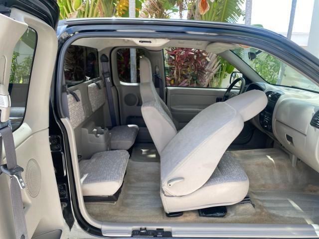 2005 Black /Medium Dark Pewter Chevrolet Colorado Z85 LOW MILES 51,260 1 OWNER (1GCCS198158) with an 2.8L DOHC 4-Cyl MFI Engine engine, Automatic transmission, located at 4701 North Dixie Hwy, Pompano Beach, FL, 33064, (954) 422-2889, 26.240938, -80.123474 - OUR WEBPAGE FLORIDACARS1.COM HAS OVER 100 PHOTOS AND FREE CARFAX LINK 2005 CHEVROLET COLORADO Z85 VIN: 1GCCS198158291462 1 G C C S 1 9 8 1 5 8 2 9 1 4 6 2 4 DOOR EXTENDED CAB PICKUP 2.8L I4 F GASOLINE REAR WHEEL DRIVE Features ABS Brakes Air Conditioning Alloy Wheels AM/FM Stereo Automatic Transmiss - Photo#98