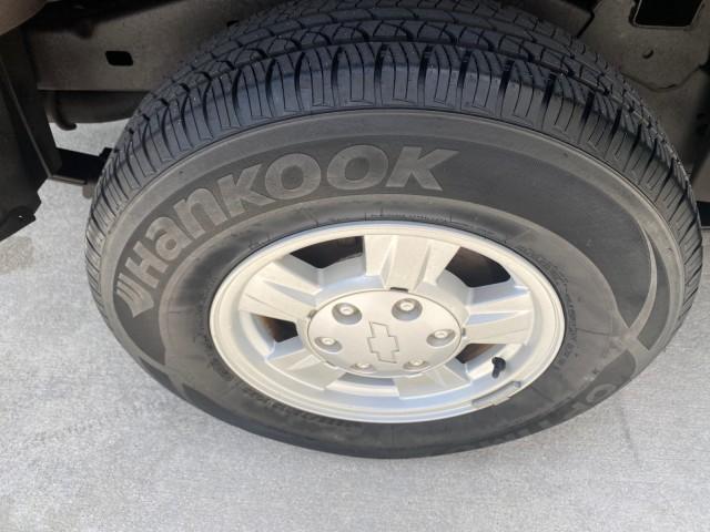 2005 Black /Medium Dark Pewter Chevrolet Colorado Z85 LOW MILES 51,260 1 OWNER (1GCCS198158) with an 2.8L DOHC 4-Cyl MFI Engine engine, Automatic transmission, located at 4701 North Dixie Hwy, Pompano Beach, FL, 33064, (954) 422-2889, 26.240938, -80.123474 - OUR WEBPAGE FLORIDACARS1.COM HAS OVER 100 PHOTOS AND FREE CARFAX LINK 2005 CHEVROLET COLORADO Z85 VIN: 1GCCS198158291462 1 G C C S 1 9 8 1 5 8 2 9 1 4 6 2 4 DOOR EXTENDED CAB PICKUP 2.8L I4 F GASOLINE REAR WHEEL DRIVE Features ABS Brakes Air Conditioning Alloy Wheels AM/FM Stereo Automatic Transmiss - Photo#98