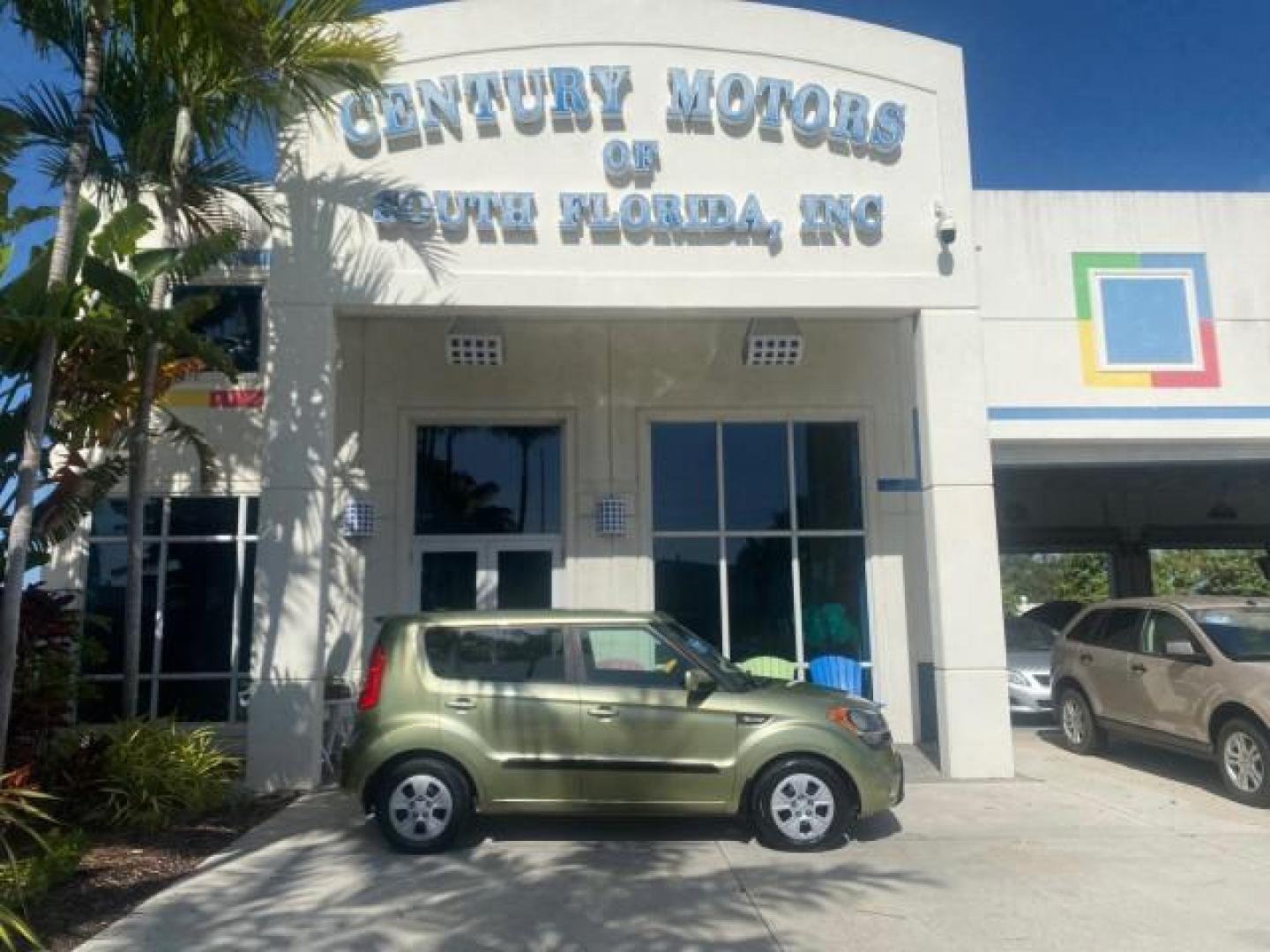 2013 Alien Pearl Metallic /Black seat trim Kia Soul LOW MILES 47,876 (KNDJT2A52D7) with an 1.6L DOHC GDI Dual-CVVT 16-Valve I4 Engine engine, Automatic transmission, located at 4701 North Dixie Hwy, Pompano Beach, FL, 33064, (954) 422-2889, 26.240938, -80.123474 - OUR WEBPAGE FLORIDACARS1.COM HAS OVER 100 PHOTOS AND FREE CARFAX LINK 2013 KIA SOUL VIN: KNDJT2A52D7532347 K N D J T 2 A 5 2 D 7 5 3 2 3 4 7 4 DOOR WAGON/SPORT UTILITY 1.6L I4 F DOHC 16V GASOLINE FRONT WHEEL DRIVE Features ABS Brakes Air Conditioning AM/FM Stereo Automatic Transmission Auxiliary Aud - Photo#0
