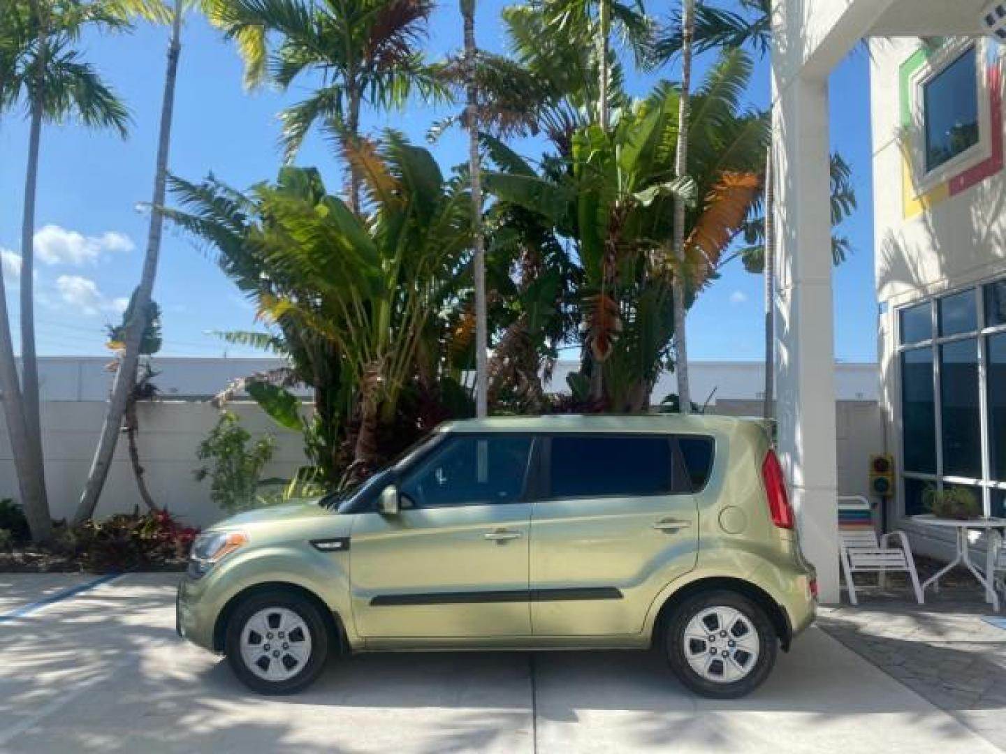 2013 Alien Pearl Metallic /Black seat trim Kia Soul LOW MILES 47,876 (KNDJT2A52D7) with an 1.6L DOHC GDI Dual-CVVT 16-Valve I4 Engine engine, Automatic transmission, located at 4701 North Dixie Hwy, Pompano Beach, FL, 33064, (954) 422-2889, 26.240938, -80.123474 - OUR WEBPAGE FLORIDACARS1.COM HAS OVER 100 PHOTOS AND FREE CARFAX LINK 2013 KIA SOUL VIN: KNDJT2A52D7532347 K N D J T 2 A 5 2 D 7 5 3 2 3 4 7 4 DOOR WAGON/SPORT UTILITY 1.6L I4 F DOHC 16V GASOLINE FRONT WHEEL DRIVE Features ABS Brakes Air Conditioning AM/FM Stereo Automatic Transmission Auxiliary Aud - Photo#4