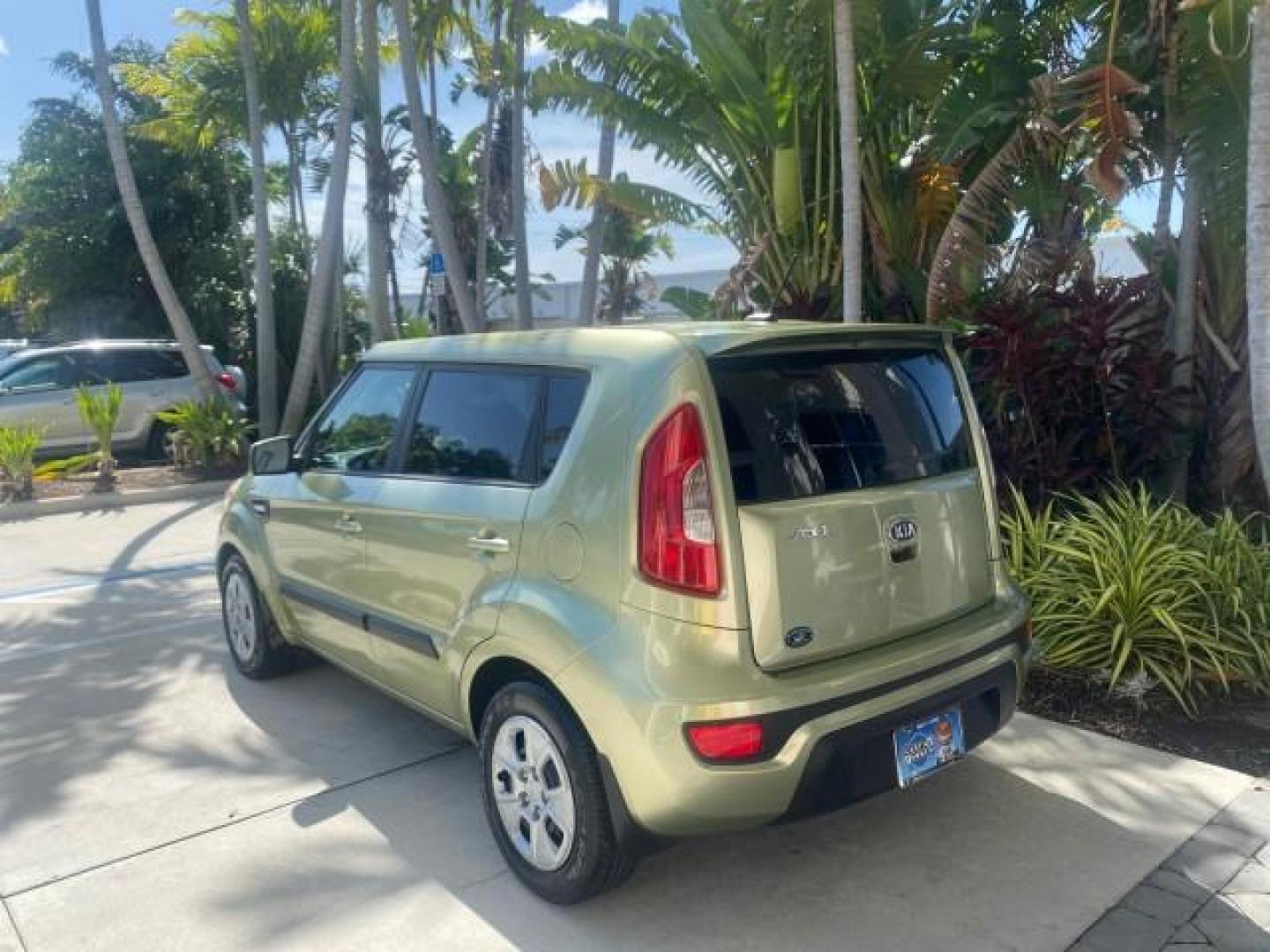 2013 Alien Pearl Metallic /Black seat trim Kia Soul LOW MILES 47,876 (KNDJT2A52D7) with an 1.6L DOHC GDI Dual-CVVT 16-Valve I4 Engine engine, Automatic transmission, located at 4701 North Dixie Hwy, Pompano Beach, FL, 33064, (954) 422-2889, 26.240938, -80.123474 - OUR WEBPAGE FLORIDACARS1.COM HAS OVER 100 PHOTOS AND FREE CARFAX LINK 2013 KIA SOUL VIN: KNDJT2A52D7532347 K N D J T 2 A 5 2 D 7 5 3 2 3 4 7 4 DOOR WAGON/SPORT UTILITY 1.6L I4 F DOHC 16V GASOLINE FRONT WHEEL DRIVE Features ABS Brakes Air Conditioning AM/FM Stereo Automatic Transmission Auxiliary Aud - Photo#5