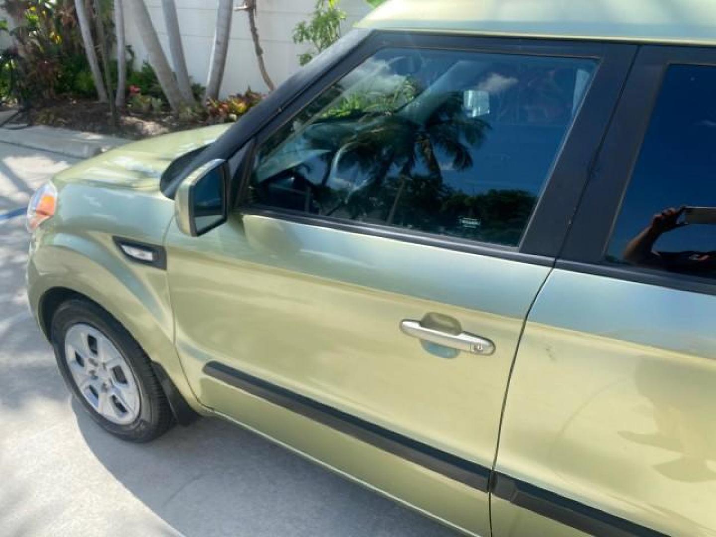 2013 Alien Pearl Metallic /Black seat trim Kia Soul LOW MILES 47,876 (KNDJT2A52D7) with an 1.6L DOHC GDI Dual-CVVT 16-Valve I4 Engine engine, Automatic transmission, located at 4701 North Dixie Hwy, Pompano Beach, FL, 33064, (954) 422-2889, 26.240938, -80.123474 - OUR WEBPAGE FLORIDACARS1.COM HAS OVER 100 PHOTOS AND FREE CARFAX LINK 2013 KIA SOUL VIN: KNDJT2A52D7532347 K N D J T 2 A 5 2 D 7 5 3 2 3 4 7 4 DOOR WAGON/SPORT UTILITY 1.6L I4 F DOHC 16V GASOLINE FRONT WHEEL DRIVE Features ABS Brakes Air Conditioning AM/FM Stereo Automatic Transmission Auxiliary Aud - Photo#26