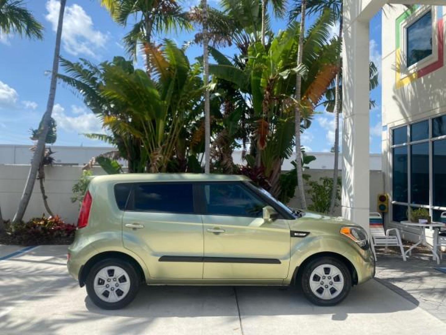 2013 Alien Pearl Metallic /Black seat trim Kia Soul LOW MILES 47,876 (KNDJT2A52D7) with an 1.6L DOHC GDI Dual-CVVT 16-Valve I4 Engine engine, Automatic transmission, located at 4701 North Dixie Hwy, Pompano Beach, FL, 33064, (954) 422-2889, 26.240938, -80.123474 - OUR WEBPAGE FLORIDACARS1.COM HAS OVER 100 PHOTOS AND FREE CARFAX LINK 2013 KIA SOUL VIN: KNDJT2A52D7532347 K N D J T 2 A 5 2 D 7 5 3 2 3 4 7 4 DOOR WAGON/SPORT UTILITY 1.6L I4 F DOHC 16V GASOLINE FRONT WHEEL DRIVE Features ABS Brakes Air Conditioning AM/FM Stereo Automatic Transmission Auxiliary Aud - Photo#82