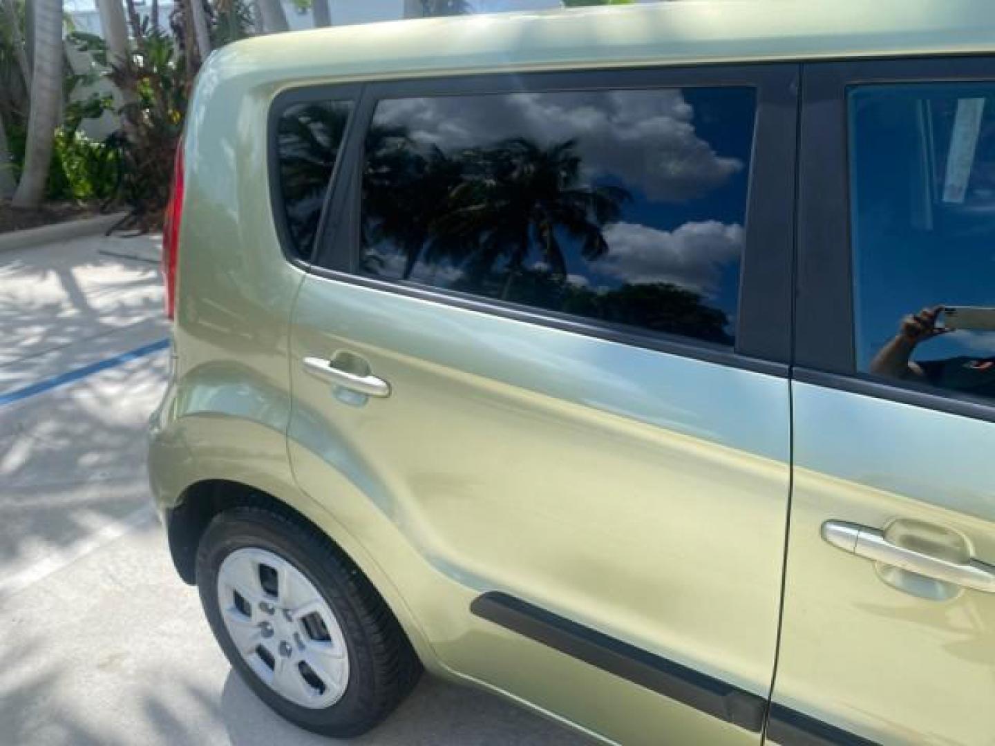2013 Alien Pearl Metallic /Black seat trim Kia Soul LOW MILES 47,876 (KNDJT2A52D7) with an 1.6L DOHC GDI Dual-CVVT 16-Valve I4 Engine engine, Automatic transmission, located at 4701 North Dixie Hwy, Pompano Beach, FL, 33064, (954) 422-2889, 26.240938, -80.123474 - OUR WEBPAGE FLORIDACARS1.COM HAS OVER 100 PHOTOS AND FREE CARFAX LINK 2013 KIA SOUL VIN: KNDJT2A52D7532347 K N D J T 2 A 5 2 D 7 5 3 2 3 4 7 4 DOOR WAGON/SPORT UTILITY 1.6L I4 F DOHC 16V GASOLINE FRONT WHEEL DRIVE Features ABS Brakes Air Conditioning AM/FM Stereo Automatic Transmission Auxiliary Aud - Photo#94