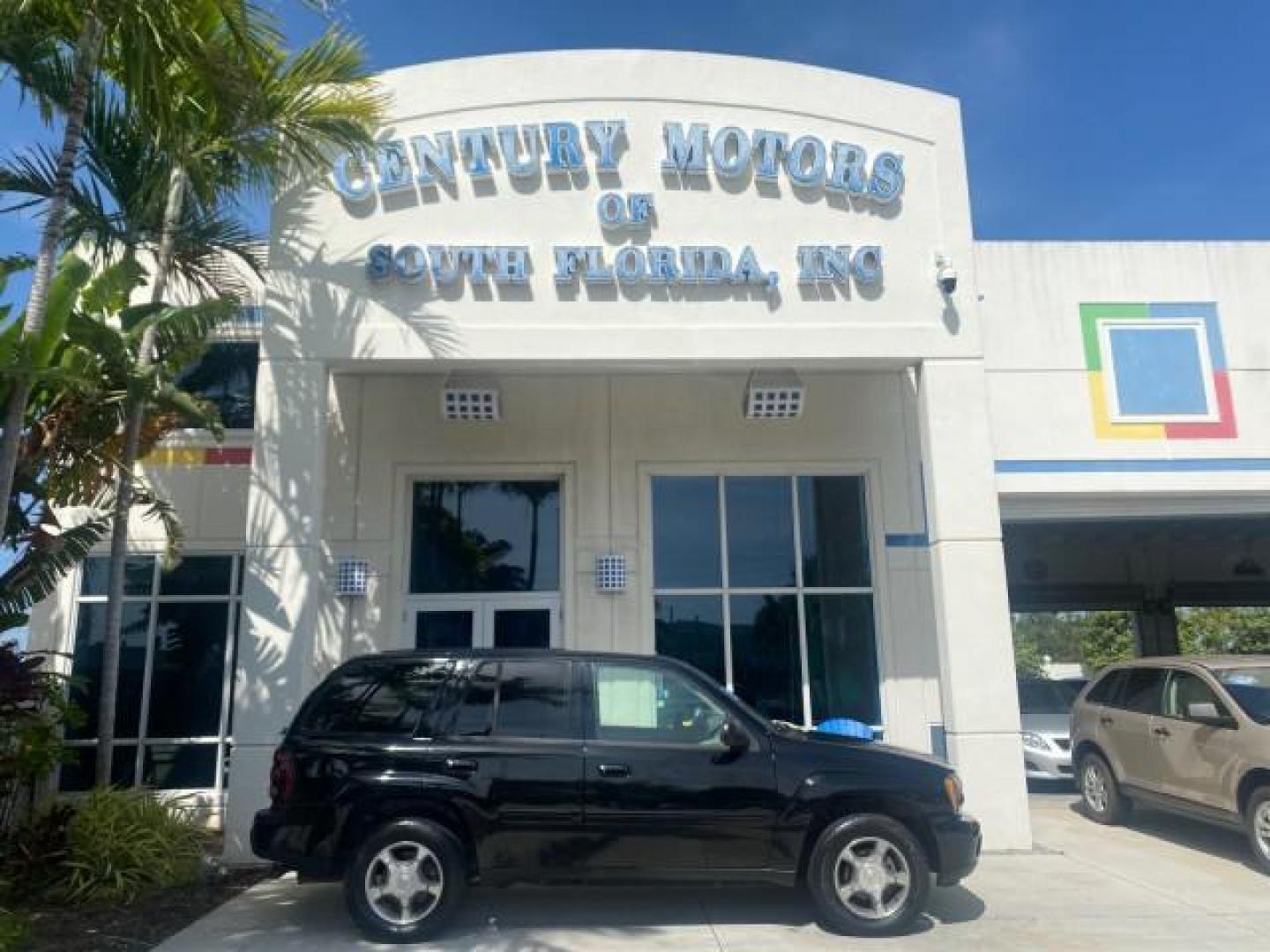 2005 Black /Light Gray Chevrolet TrailBlazer LT LOW MILES 30,654 (1GNDS13S752) with an 4.2L Vortec 4200 SFI I6 Engine engine, Automatic transmission, located at 4701 North Dixie Hwy, Pompano Beach, FL, 33064, (954) 422-2889, 26.240938, -80.123474 - OUR WEBPAGE FLORIDACARS1.COM HAS OVER 100 PHOTOS AND FREE CARFAX LINK 2005 CHEVROLET TRAILBLAZER LS VIN: 1GNDS13S752214856 4 DOOR WAGON/SPORT UTILITY 4.2L I6 F GASOLINE REAR WHEEL DRIVE Highlighted Features Alloy Wheels Automatic Climate Control Connected Car Cruise Control Dual-Zone Climate Control - Photo#0