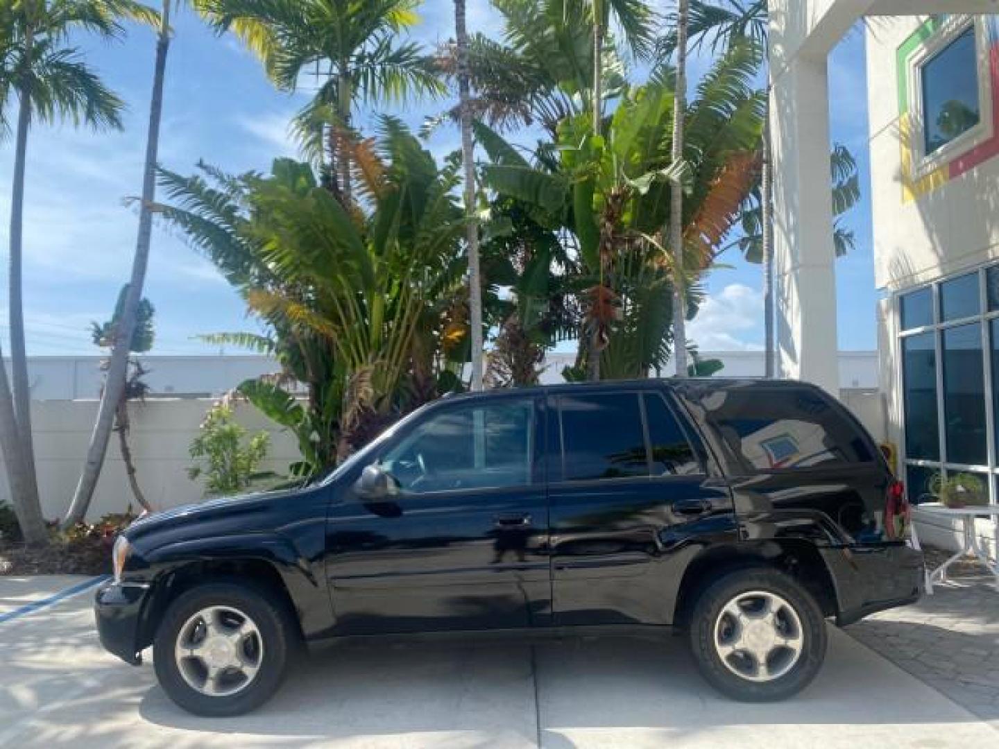 2005 Black /Light Gray Chevrolet TrailBlazer LT LOW MILES 30,654 (1GNDS13S752) with an 4.2L Vortec 4200 SFI I6 Engine engine, Automatic transmission, located at 4701 North Dixie Hwy, Pompano Beach, FL, 33064, (954) 422-2889, 26.240938, -80.123474 - OUR WEBPAGE FLORIDACARS1.COM HAS OVER 100 PHOTOS AND FREE CARFAX LINK 2005 CHEVROLET TRAILBLAZER LS VIN: 1GNDS13S752214856 4 DOOR WAGON/SPORT UTILITY 4.2L I6 F GASOLINE REAR WHEEL DRIVE Highlighted Features Alloy Wheels Automatic Climate Control Connected Car Cruise Control Dual-Zone Climate Control - Photo#4