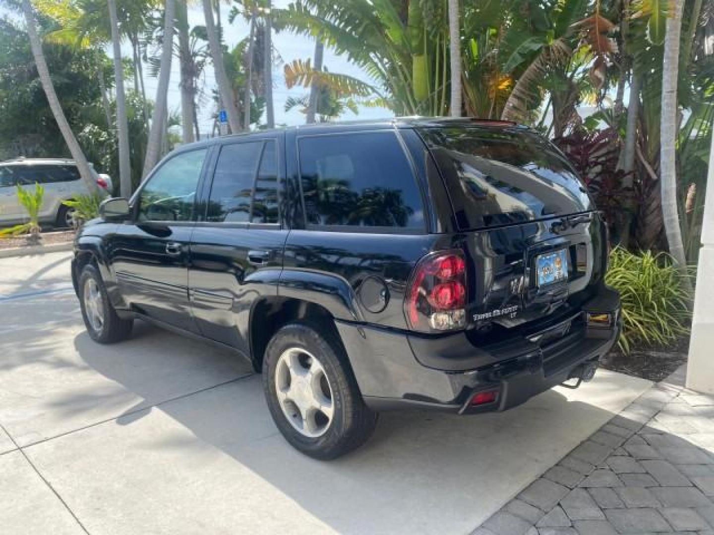 2005 Black /Light Gray Chevrolet TrailBlazer LT LOW MILES 30,654 (1GNDS13S752) with an 4.2L Vortec 4200 SFI I6 Engine engine, Automatic transmission, located at 4701 North Dixie Hwy, Pompano Beach, FL, 33064, (954) 422-2889, 26.240938, -80.123474 - OUR WEBPAGE FLORIDACARS1.COM HAS OVER 100 PHOTOS AND FREE CARFAX LINK 2005 CHEVROLET TRAILBLAZER LS VIN: 1GNDS13S752214856 4 DOOR WAGON/SPORT UTILITY 4.2L I6 F GASOLINE REAR WHEEL DRIVE Highlighted Features Alloy Wheels Automatic Climate Control Connected Car Cruise Control Dual-Zone Climate Control - Photo#5