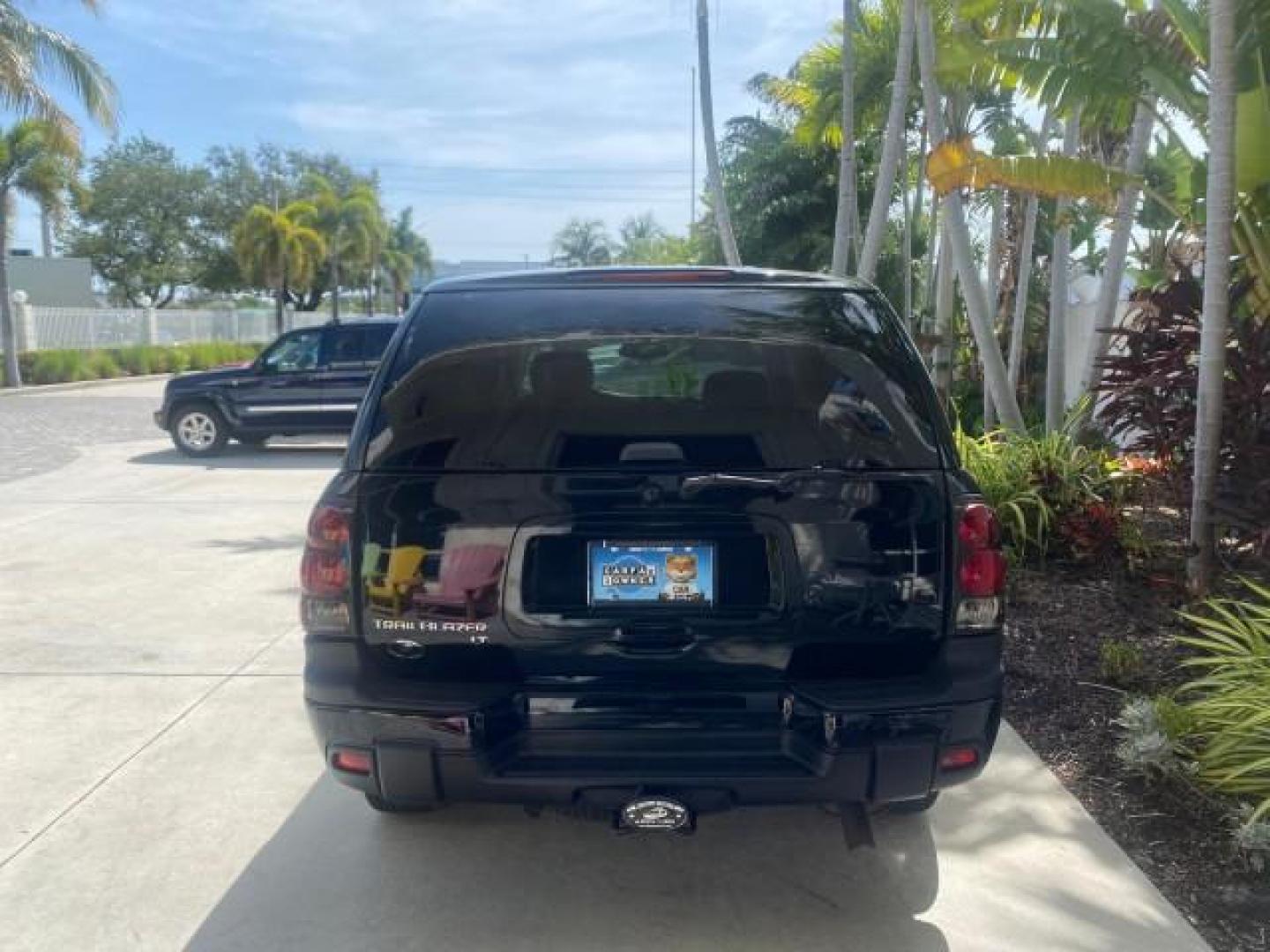 2005 Black /Light Gray Chevrolet TrailBlazer LT LOW MILES 30,654 (1GNDS13S752) with an 4.2L Vortec 4200 SFI I6 Engine engine, Automatic transmission, located at 4701 North Dixie Hwy, Pompano Beach, FL, 33064, (954) 422-2889, 26.240938, -80.123474 - OUR WEBPAGE FLORIDACARS1.COM HAS OVER 100 PHOTOS AND FREE CARFAX LINK 2005 CHEVROLET TRAILBLAZER LS VIN: 1GNDS13S752214856 4 DOOR WAGON/SPORT UTILITY 4.2L I6 F GASOLINE REAR WHEEL DRIVE Highlighted Features Alloy Wheels Automatic Climate Control Connected Car Cruise Control Dual-Zone Climate Control - Photo#6