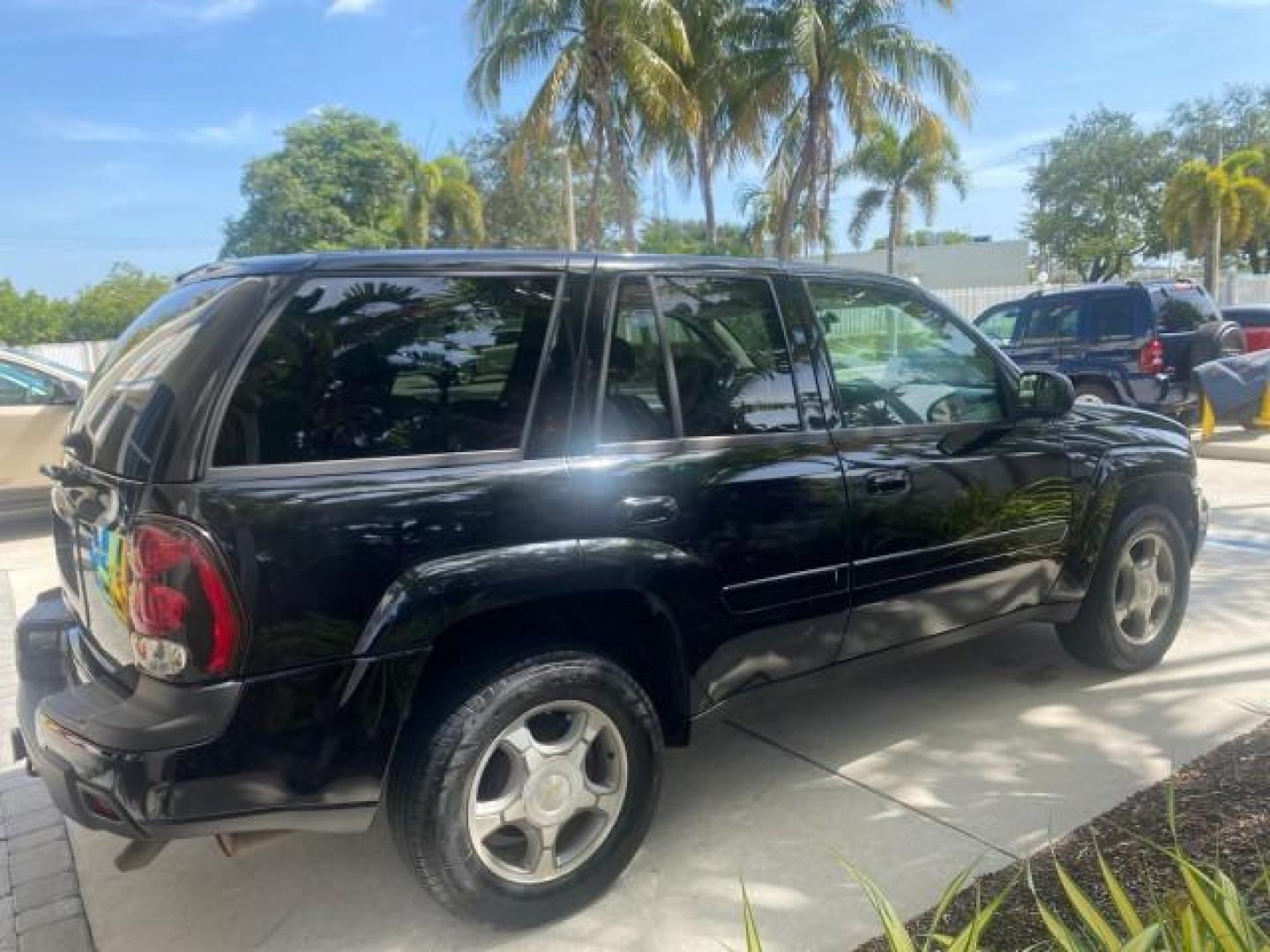 2005 Black /Light Gray Chevrolet TrailBlazer LT LOW MILES 30,654 (1GNDS13S752) with an 4.2L Vortec 4200 SFI I6 Engine engine, Automatic transmission, located at 4701 North Dixie Hwy, Pompano Beach, FL, 33064, (954) 422-2889, 26.240938, -80.123474 - OUR WEBPAGE FLORIDACARS1.COM HAS OVER 100 PHOTOS AND FREE CARFAX LINK 2005 CHEVROLET TRAILBLAZER LS VIN: 1GNDS13S752214856 4 DOOR WAGON/SPORT UTILITY 4.2L I6 F GASOLINE REAR WHEEL DRIVE Highlighted Features Alloy Wheels Automatic Climate Control Connected Car Cruise Control Dual-Zone Climate Control - Photo#7