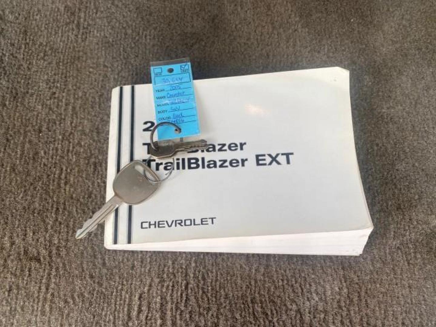 2005 Black /Light Gray Chevrolet TrailBlazer LT LOW MILES 30,654 (1GNDS13S752) with an 4.2L Vortec 4200 SFI I6 Engine engine, Automatic transmission, located at 4701 North Dixie Hwy, Pompano Beach, FL, 33064, (954) 422-2889, 26.240938, -80.123474 - OUR WEBPAGE FLORIDACARS1.COM HAS OVER 100 PHOTOS AND FREE CARFAX LINK 2005 CHEVROLET TRAILBLAZER LS VIN: 1GNDS13S752214856 4 DOOR WAGON/SPORT UTILITY 4.2L I6 F GASOLINE REAR WHEEL DRIVE Highlighted Features Alloy Wheels Automatic Climate Control Connected Car Cruise Control Dual-Zone Climate Control - Photo#23