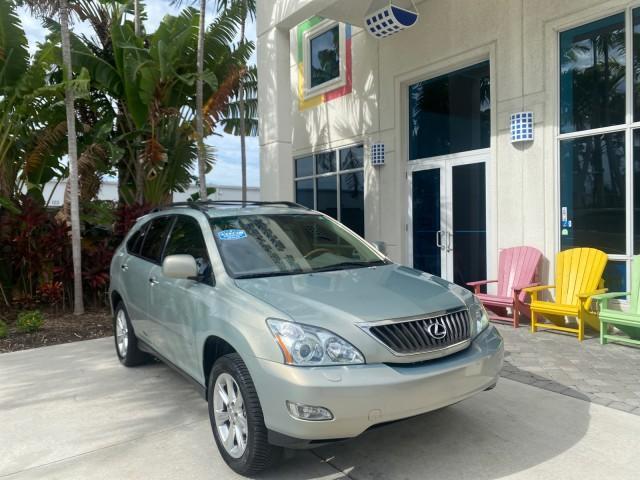 2008 Millennium Silver Metallic /Light Gray Lexus RX 350 LOW MILES SUNROOF NON SMOKERS (2T2GK31U68C) with an 3.5L DOHC SFI 24-Valve V6 Engine engine, Automatic transmission, located at 4701 North Dixie Hwy, Pompano Beach, FL, 33064, (954) 422-2889, 26.240938, -80.123474 - OUR WEBPAGE FLORIDACARS1.COM HAS OVER 100 PHOTOS AND FREE CARFAX LINK 2008 LEXUS RX 350 VIN: 2T2GK31U68C043234 2 T 2 G K 3 1 U 6 8 C 0 4 3 2 3 4 4 DOOR WAGON/SPORT UTILITY 3.5L V6 F DOHC 24V GASOLINE FRONT WHEEL DRIVE Features ABS Brakes Air Conditioning Alloy Wheels AM/FM Stereo Automatic Transmiss - Photo#1