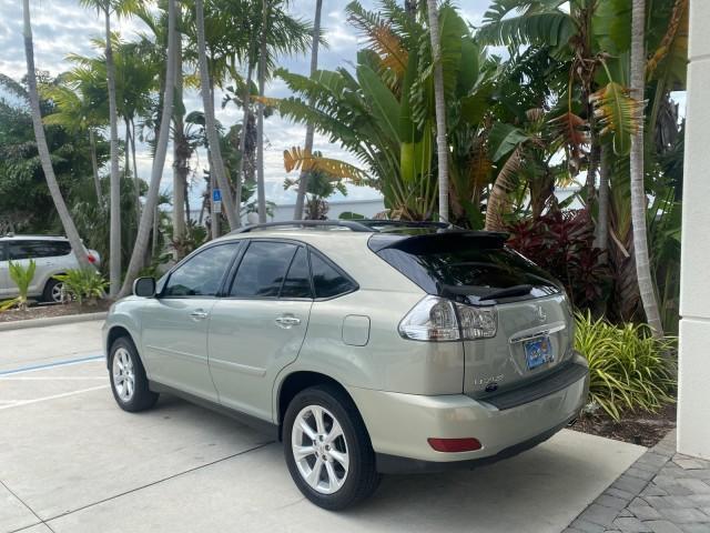 2008 Millennium Silver Metallic /Light Gray Lexus RX 350 LOW MILES SUNROOF NON SMOKERS (2T2GK31U68C) with an 3.5L DOHC SFI 24-Valve V6 Engine engine, Automatic transmission, located at 4701 North Dixie Hwy, Pompano Beach, FL, 33064, (954) 422-2889, 26.240938, -80.123474 - OUR WEBPAGE FLORIDACARS1.COM HAS OVER 100 PHOTOS AND FREE CARFAX LINK 2008 LEXUS RX 350 VIN: 2T2GK31U68C043234 2 T 2 G K 3 1 U 6 8 C 0 4 3 2 3 4 4 DOOR WAGON/SPORT UTILITY 3.5L V6 F DOHC 24V GASOLINE FRONT WHEEL DRIVE Features ABS Brakes Air Conditioning Alloy Wheels AM/FM Stereo Automatic Transmiss - Photo#5