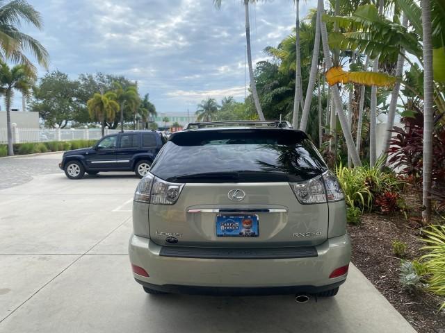 2008 Millennium Silver Metallic /Light Gray Lexus RX 350 LOW MILES SUNROOF NON SMOKERS (2T2GK31U68C) with an 3.5L DOHC SFI 24-Valve V6 Engine engine, Automatic transmission, located at 4701 North Dixie Hwy, Pompano Beach, FL, 33064, (954) 422-2889, 26.240938, -80.123474 - OUR WEBPAGE FLORIDACARS1.COM HAS OVER 100 PHOTOS AND FREE CARFAX LINK 2008 LEXUS RX 350 VIN: 2T2GK31U68C043234 2 T 2 G K 3 1 U 6 8 C 0 4 3 2 3 4 4 DOOR WAGON/SPORT UTILITY 3.5L V6 F DOHC 24V GASOLINE FRONT WHEEL DRIVE Features ABS Brakes Air Conditioning Alloy Wheels AM/FM Stereo Automatic Transmiss - Photo#6