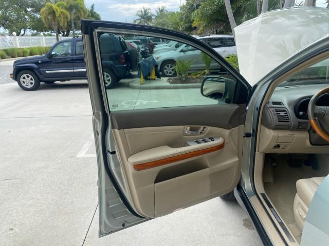 2008 Millennium Silver Metallic /Light Gray Lexus RX 350 LOW MILES SUNROOF NON SMOKERS (2T2GK31U68C) with an 3.5L DOHC SFI 24-Valve V6 Engine engine, Automatic transmission, located at 4701 North Dixie Hwy, Pompano Beach, FL, 33064, (954) 422-2889, 26.240938, -80.123474 - OUR WEBPAGE FLORIDACARS1.COM HAS OVER 100 PHOTOS AND FREE CARFAX LINK 2008 LEXUS RX 350 VIN: 2T2GK31U68C043234 2 T 2 G K 3 1 U 6 8 C 0 4 3 2 3 4 4 DOOR WAGON/SPORT UTILITY 3.5L V6 F DOHC 24V GASOLINE FRONT WHEEL DRIVE Features ABS Brakes Air Conditioning Alloy Wheels AM/FM Stereo Automatic Transmiss - Photo#9