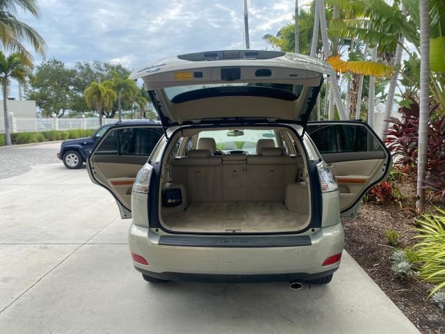2008 Millennium Silver Metallic /Light Gray Lexus RX 350 LOW MILES SUNROOF NON SMOKERS (2T2GK31U68C) with an 3.5L DOHC SFI 24-Valve V6 Engine engine, Automatic transmission, located at 4701 North Dixie Hwy, Pompano Beach, FL, 33064, (954) 422-2889, 26.240938, -80.123474 - OUR WEBPAGE FLORIDACARS1.COM HAS OVER 100 PHOTOS AND FREE CARFAX LINK 2008 LEXUS RX 350 VIN: 2T2GK31U68C043234 2 T 2 G K 3 1 U 6 8 C 0 4 3 2 3 4 4 DOOR WAGON/SPORT UTILITY 3.5L V6 F DOHC 24V GASOLINE FRONT WHEEL DRIVE Features ABS Brakes Air Conditioning Alloy Wheels AM/FM Stereo Automatic Transmiss - Photo#15