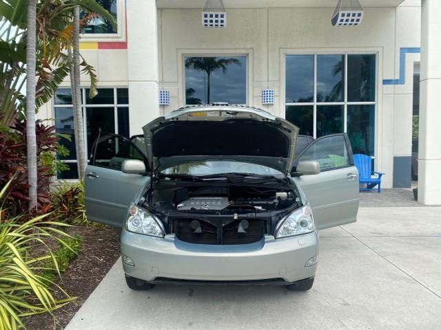 2008 Millennium Silver Metallic /Light Gray Lexus RX 350 LOW MILES SUNROOF NON SMOKERS (2T2GK31U68C) with an 3.5L DOHC SFI 24-Valve V6 Engine engine, Automatic transmission, located at 4701 North Dixie Hwy, Pompano Beach, FL, 33064, (954) 422-2889, 26.240938, -80.123474 - OUR WEBPAGE FLORIDACARS1.COM HAS OVER 100 PHOTOS AND FREE CARFAX LINK 2008 LEXUS RX 350 VIN: 2T2GK31U68C043234 2 T 2 G K 3 1 U 6 8 C 0 4 3 2 3 4 4 DOOR WAGON/SPORT UTILITY 3.5L V6 F DOHC 24V GASOLINE FRONT WHEEL DRIVE Features ABS Brakes Air Conditioning Alloy Wheels AM/FM Stereo Automatic Transmiss - Photo#16