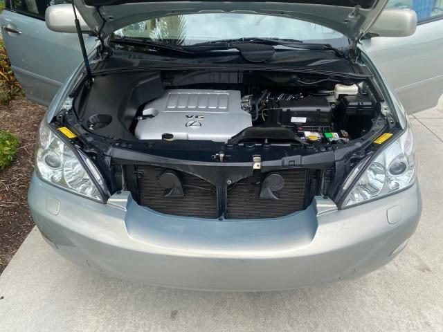 2008 Millennium Silver Metallic /Light Gray Lexus RX 350 LOW MILES SUNROOF NON SMOKERS (2T2GK31U68C) with an 3.5L DOHC SFI 24-Valve V6 Engine engine, Automatic transmission, located at 4701 North Dixie Hwy, Pompano Beach, FL, 33064, (954) 422-2889, 26.240938, -80.123474 - OUR WEBPAGE FLORIDACARS1.COM HAS OVER 100 PHOTOS AND FREE CARFAX LINK 2008 LEXUS RX 350 VIN: 2T2GK31U68C043234 2 T 2 G K 3 1 U 6 8 C 0 4 3 2 3 4 4 DOOR WAGON/SPORT UTILITY 3.5L V6 F DOHC 24V GASOLINE FRONT WHEEL DRIVE Features ABS Brakes Air Conditioning Alloy Wheels AM/FM Stereo Automatic Transmiss - Photo#17