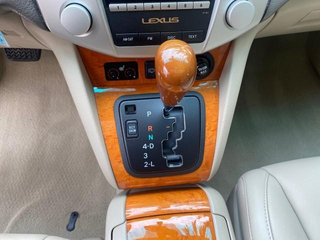 2008 Millennium Silver Metallic /Light Gray Lexus RX 350 LOW MILES SUNROOF NON SMOKERS (2T2GK31U68C) with an 3.5L DOHC SFI 24-Valve V6 Engine engine, Automatic transmission, located at 4701 North Dixie Hwy, Pompano Beach, FL, 33064, (954) 422-2889, 26.240938, -80.123474 - OUR WEBPAGE FLORIDACARS1.COM HAS OVER 100 PHOTOS AND FREE CARFAX LINK 2008 LEXUS RX 350 VIN: 2T2GK31U68C043234 2 T 2 G K 3 1 U 6 8 C 0 4 3 2 3 4 4 DOOR WAGON/SPORT UTILITY 3.5L V6 F DOHC 24V GASOLINE FRONT WHEEL DRIVE Features ABS Brakes Air Conditioning Alloy Wheels AM/FM Stereo Automatic Transmiss - Photo#48