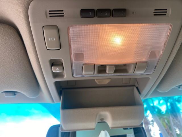 2008 Millennium Silver Metallic /Light Gray Lexus RX 350 LOW MILES SUNROOF NON SMOKERS (2T2GK31U68C) with an 3.5L DOHC SFI 24-Valve V6 Engine engine, Automatic transmission, located at 4701 North Dixie Hwy, Pompano Beach, FL, 33064, (954) 422-2889, 26.240938, -80.123474 - OUR WEBPAGE FLORIDACARS1.COM HAS OVER 100 PHOTOS AND FREE CARFAX LINK 2008 LEXUS RX 350 VIN: 2T2GK31U68C043234 2 T 2 G K 3 1 U 6 8 C 0 4 3 2 3 4 4 DOOR WAGON/SPORT UTILITY 3.5L V6 F DOHC 24V GASOLINE FRONT WHEEL DRIVE Features ABS Brakes Air Conditioning Alloy Wheels AM/FM Stereo Automatic Transmiss - Photo#56