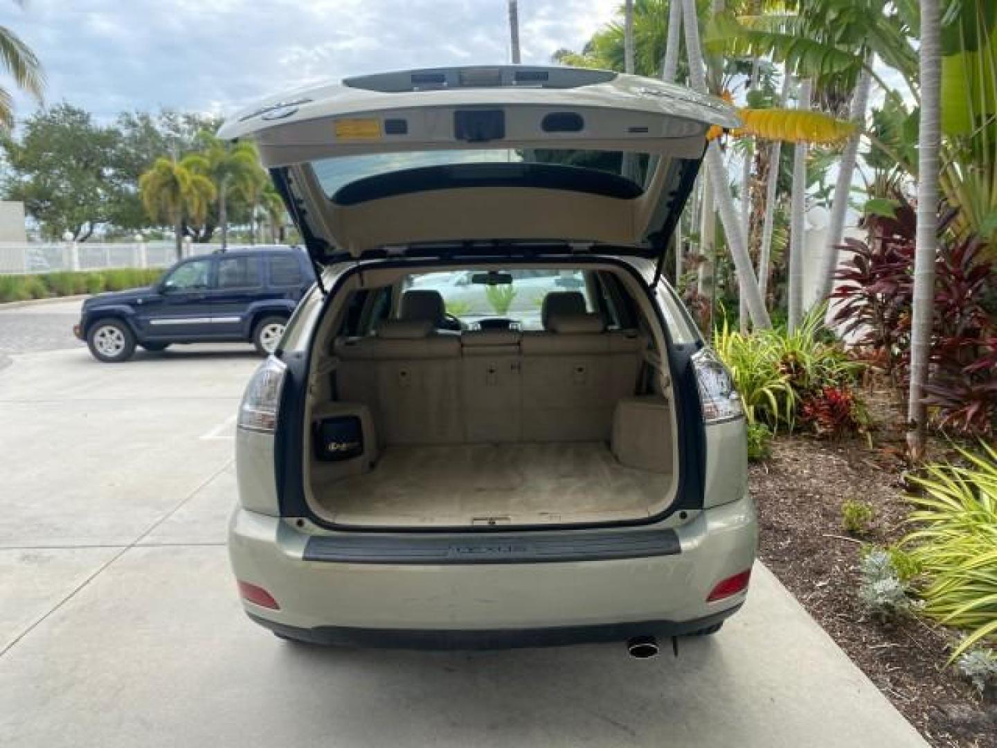 2008 Millennium Silver Metallic /Light Gray Lexus RX 350 LOW MILES SUNROOF NON SMOKERS (2T2GK31U68C) with an 3.5L DOHC SFI 24-Valve V6 Engine engine, Automatic transmission, located at 4701 North Dixie Hwy, Pompano Beach, FL, 33064, (954) 422-2889, 26.240938, -80.123474 - OUR WEBPAGE FLORIDACARS1.COM HAS OVER 100 PHOTOS AND FREE CARFAX LINK 2008 LEXUS RX 350 VIN: 2T2GK31U68C043234 2 T 2 G K 3 1 U 6 8 C 0 4 3 2 3 4 4 DOOR WAGON/SPORT UTILITY 3.5L V6 F DOHC 24V GASOLINE FRONT WHEEL DRIVE Features ABS Brakes Air Conditioning Alloy Wheels AM/FM Stereo Automatic Transmiss - Photo#86