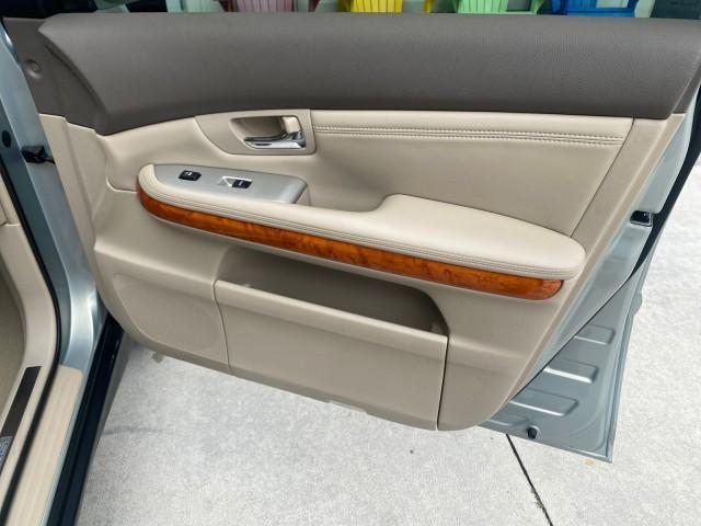 2008 Millennium Silver Metallic /Light Gray Lexus RX 350 LOW MILES SUNROOF NON SMOKERS (2T2GK31U68C) with an 3.5L DOHC SFI 24-Valve V6 Engine engine, Automatic transmission, located at 4701 North Dixie Hwy, Pompano Beach, FL, 33064, (954) 422-2889, 26.240938, -80.123474 - OUR WEBPAGE FLORIDACARS1.COM HAS OVER 100 PHOTOS AND FREE CARFAX LINK 2008 LEXUS RX 350 VIN: 2T2GK31U68C043234 2 T 2 G K 3 1 U 6 8 C 0 4 3 2 3 4 4 DOOR WAGON/SPORT UTILITY 3.5L V6 F DOHC 24V GASOLINE FRONT WHEEL DRIVE Features ABS Brakes Air Conditioning Alloy Wheels AM/FM Stereo Automatic Transmiss - Photo#99