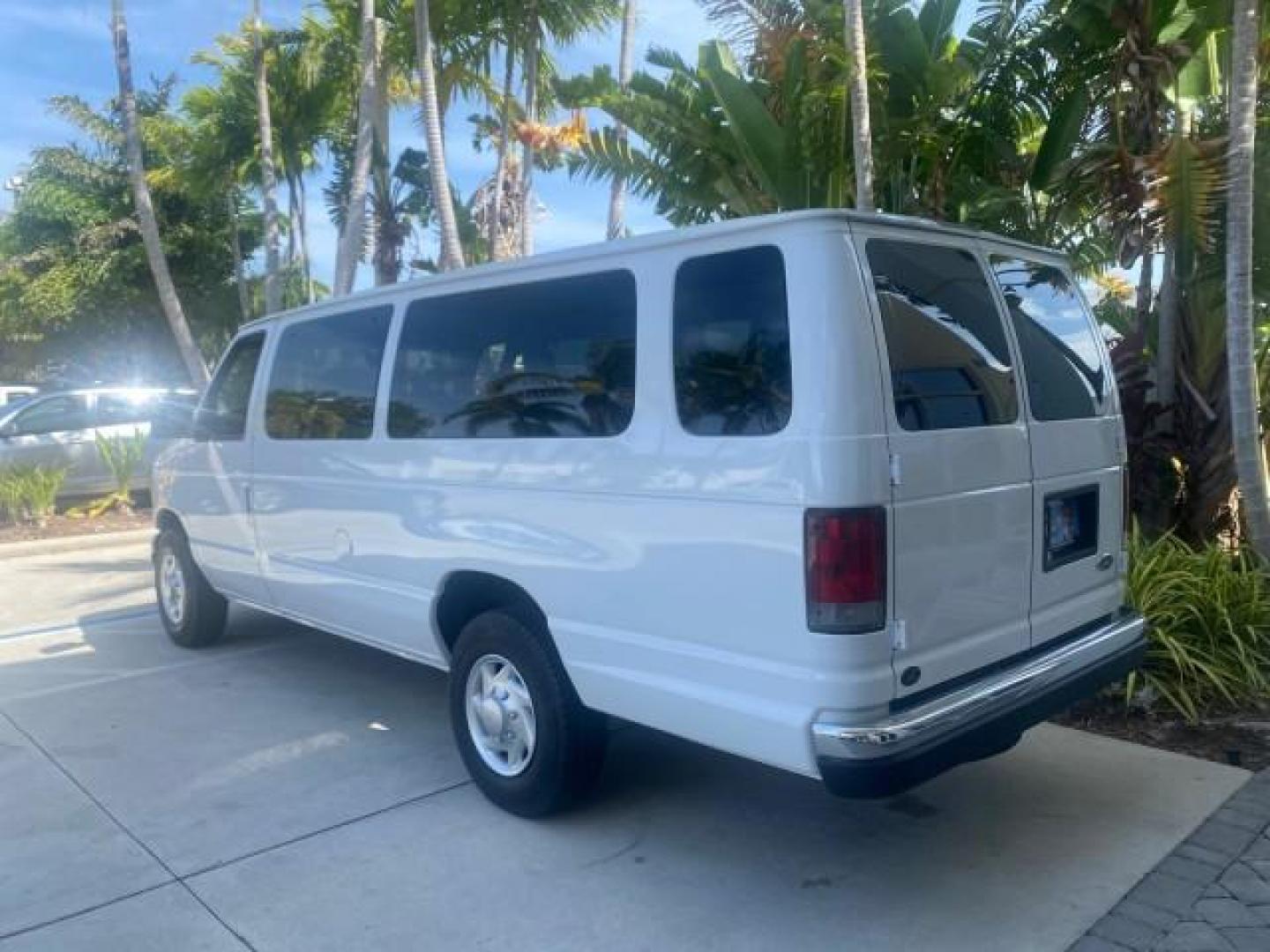 2002 Oxford White /Medium Graphite Ford Econoline Wagon XLT 15 PASSENGER FLORIDA (1FBSS31L32H) with an 5.4L EFI OHC V8 Engine engine, Automatic transmission, located at 4701 North Dixie Hwy, Pompano Beach, FL, 33064, (954) 422-2889, 26.240938, -80.123474 - OUR WEBPAGE FLORIDACARS1.COM HAS OVER 100 PHOTOS AND FREE CARFAX LINK 2002 FORD E-SERIES E-350 SD XLT VIN: 1FBSS31L32HA48789 1 F B S S 3 1 L 3 2 H A 4 8 7 8 9 VAN 5.4L V8 F SOHC 16V GASOLINE REAR WHEEL DRIVE Top Features Cloth Seats Rear Air Conditioning Third Row Seat Tow Hitch Basic Features ABS B - Photo#5