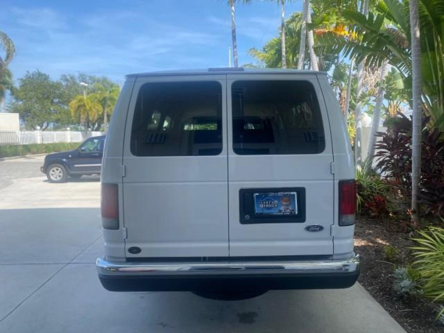 2002 Oxford White /Medium Graphite Ford Econoline Wagon XLT 15 PASSENGER FLORIDA (1FBSS31L32H) with an 5.4L EFI OHC V8 Engine engine, Automatic transmission, located at 4701 North Dixie Hwy, Pompano Beach, FL, 33064, (954) 422-2889, 26.240938, -80.123474 - OUR WEBPAGE FLORIDACARS1.COM HAS OVER 100 PHOTOS AND FREE CARFAX LINK 2002 FORD E-SERIES E-350 SD XLT VIN: 1FBSS31L32HA48789 1 F B S S 3 1 L 3 2 H A 4 8 7 8 9 VAN 5.4L V8 F SOHC 16V GASOLINE REAR WHEEL DRIVE Top Features Cloth Seats Rear Air Conditioning Third Row Seat Tow Hitch Basic Features ABS B - Photo#6