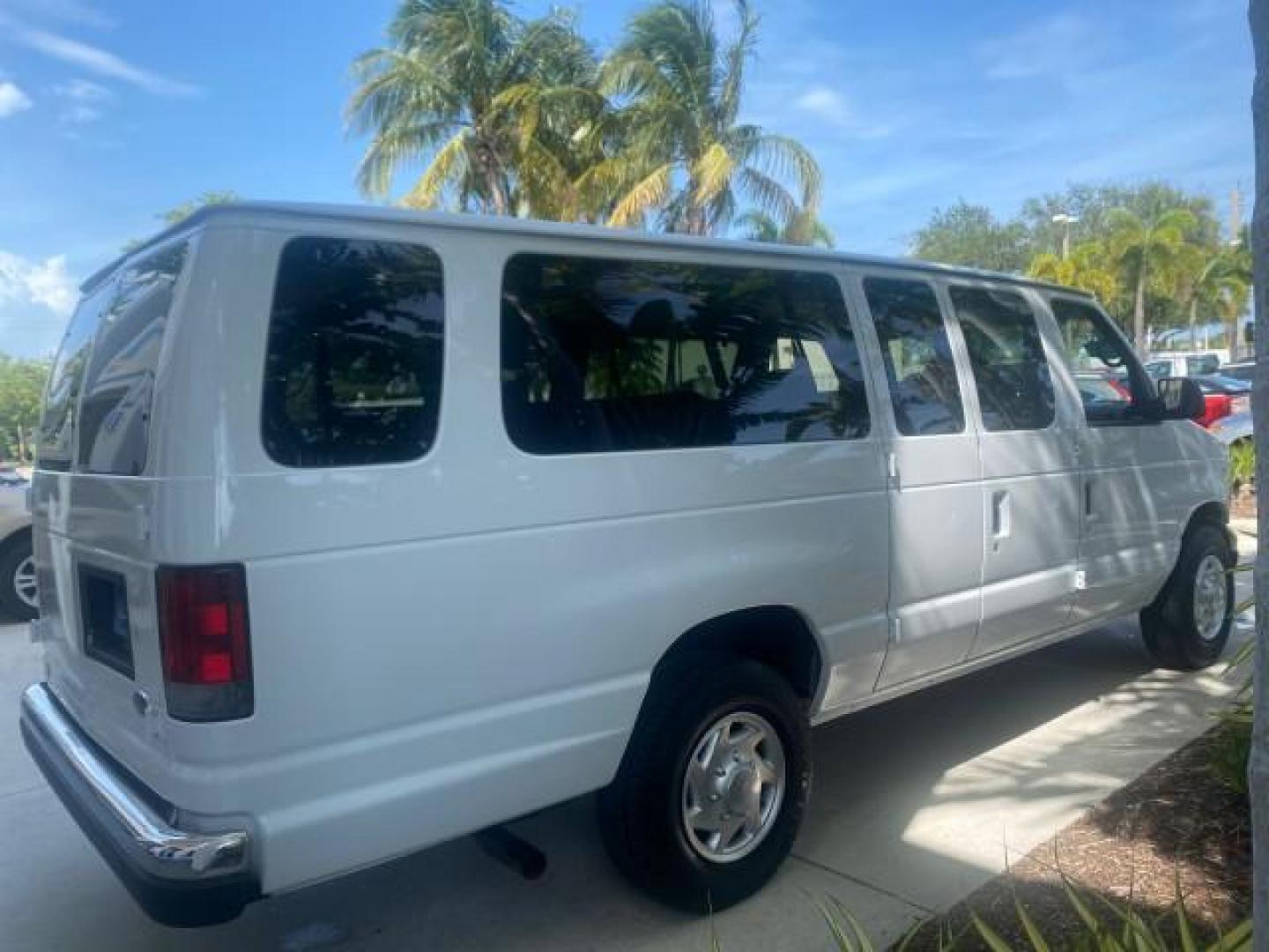 2002 Oxford White /Medium Graphite Ford Econoline Wagon XLT 15 PASSENGER FLORIDA (1FBSS31L32H) with an 5.4L EFI OHC V8 Engine engine, Automatic transmission, located at 4701 North Dixie Hwy, Pompano Beach, FL, 33064, (954) 422-2889, 26.240938, -80.123474 - OUR WEBPAGE FLORIDACARS1.COM HAS OVER 100 PHOTOS AND FREE CARFAX LINK 2002 FORD E-SERIES E-350 SD XLT VIN: 1FBSS31L32HA48789 1 F B S S 3 1 L 3 2 H A 4 8 7 8 9 VAN 5.4L V8 F SOHC 16V GASOLINE REAR WHEEL DRIVE Top Features Cloth Seats Rear Air Conditioning Third Row Seat Tow Hitch Basic Features ABS B - Photo#7