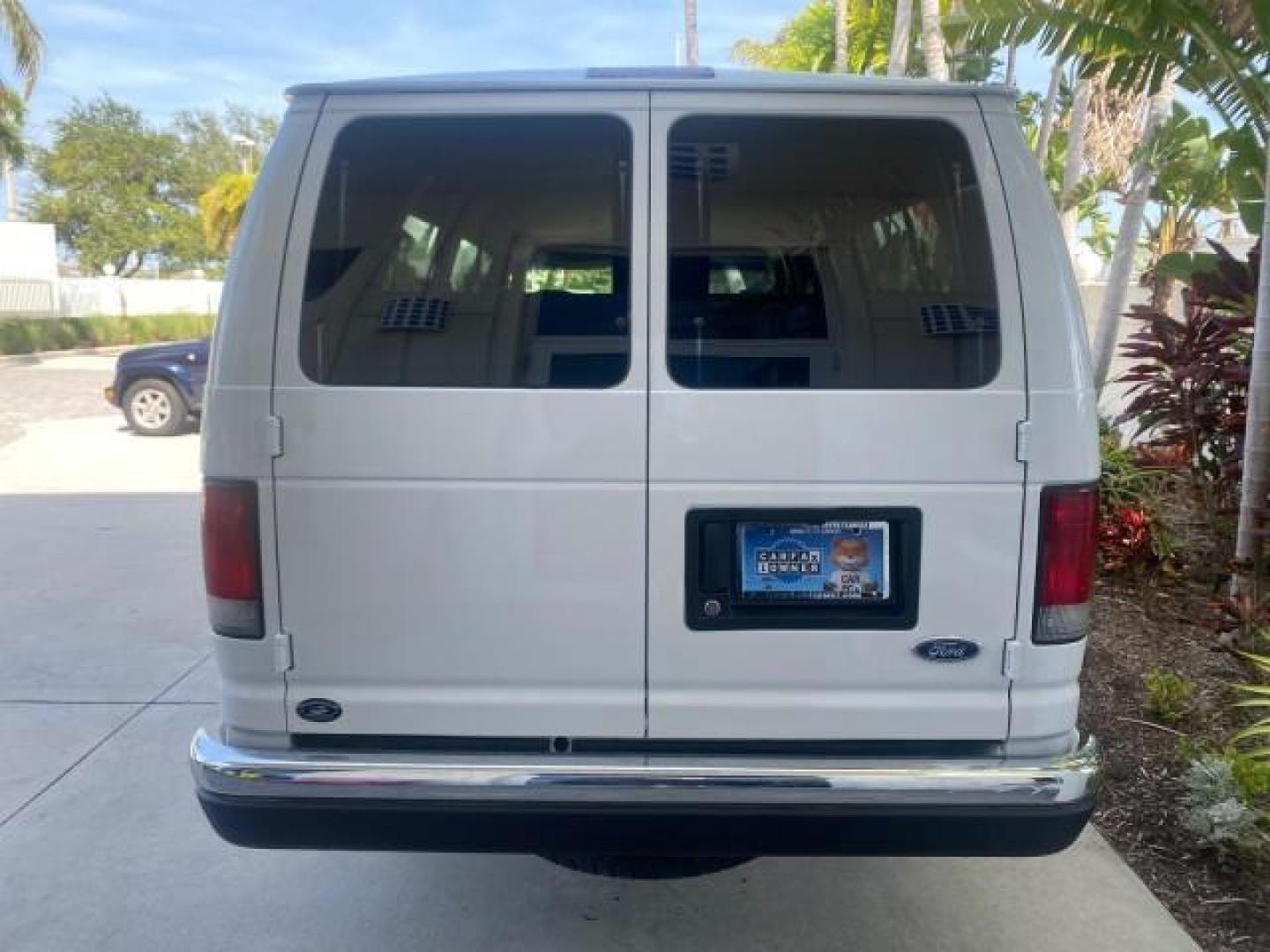 2002 Oxford White /Medium Graphite Ford Econoline Wagon XLT 15 PASSENGER FLORIDA (1FBSS31L32H) with an 5.4L EFI OHC V8 Engine engine, Automatic transmission, located at 4701 North Dixie Hwy, Pompano Beach, FL, 33064, (954) 422-2889, 26.240938, -80.123474 - OUR WEBPAGE FLORIDACARS1.COM HAS OVER 100 PHOTOS AND FREE CARFAX LINK 2002 FORD E-SERIES E-350 SD XLT VIN: 1FBSS31L32HA48789 1 F B S S 3 1 L 3 2 H A 4 8 7 8 9 VAN 5.4L V8 F SOHC 16V GASOLINE REAR WHEEL DRIVE Top Features Cloth Seats Rear Air Conditioning Third Row Seat Tow Hitch Basic Features ABS B - Photo#83